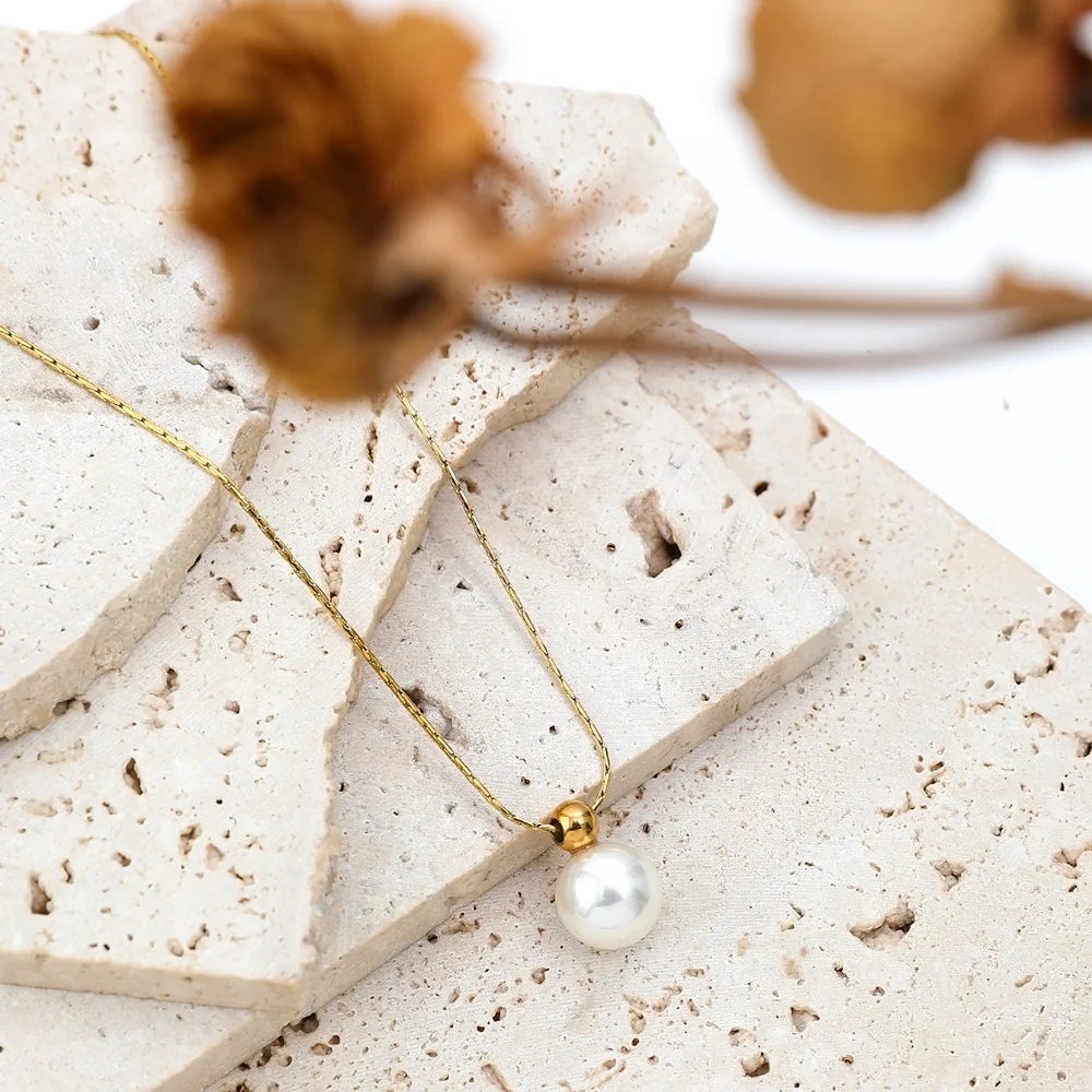 Fashionable Minimalist Stainless Steel Faux Pearl Pendant Necklace Suitable for Women