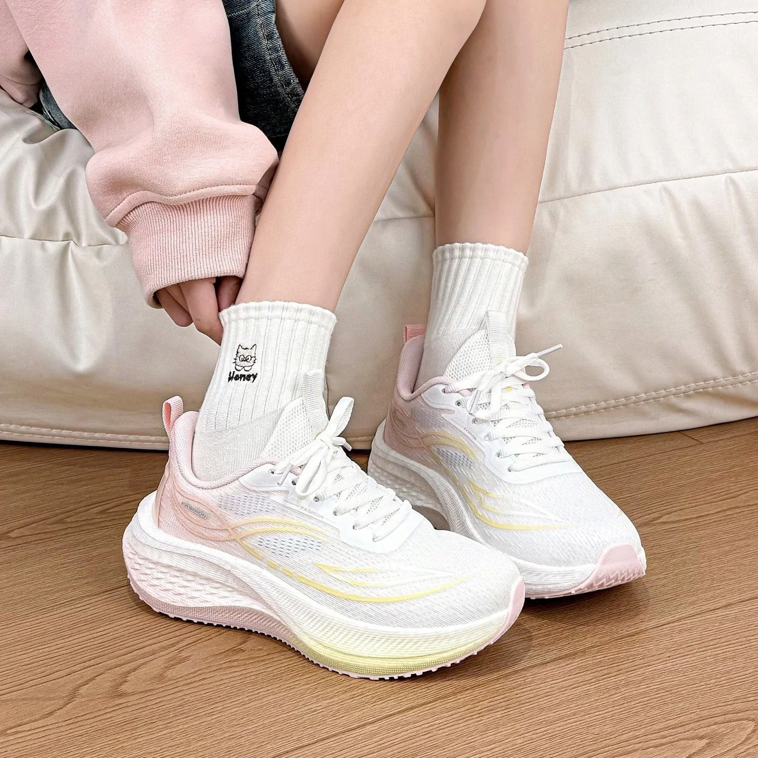 Ultra-Light Running Shoes for Women Cloud Shock-Absorption Dad Sneakers Flat Heel Competitive Speed Low Cut Fashionable Casua...