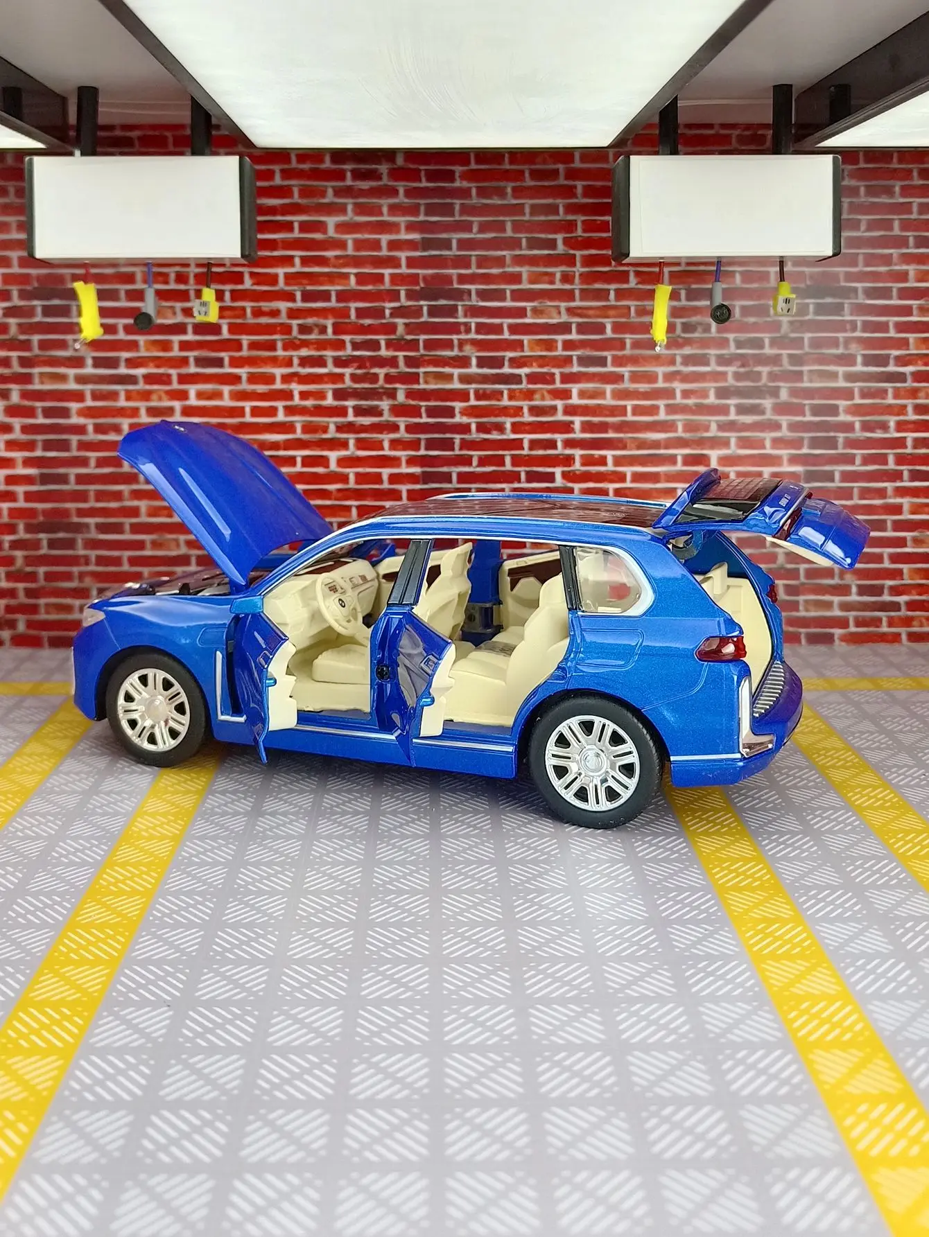 1: 24 simulation BMW X7 alloy off-road vehicle model, doors and engine hood, trunk can be opened with sound and light gifts