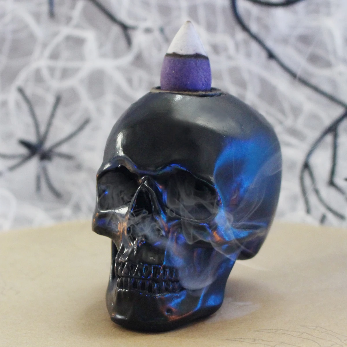 1-teiliger Vintage Wasserfall-Rückfluss-Räucherstäbchenhalter Totenkopf-Räucherstäbchenhalter, Schwarzes Harz Gotische Tischdekoration