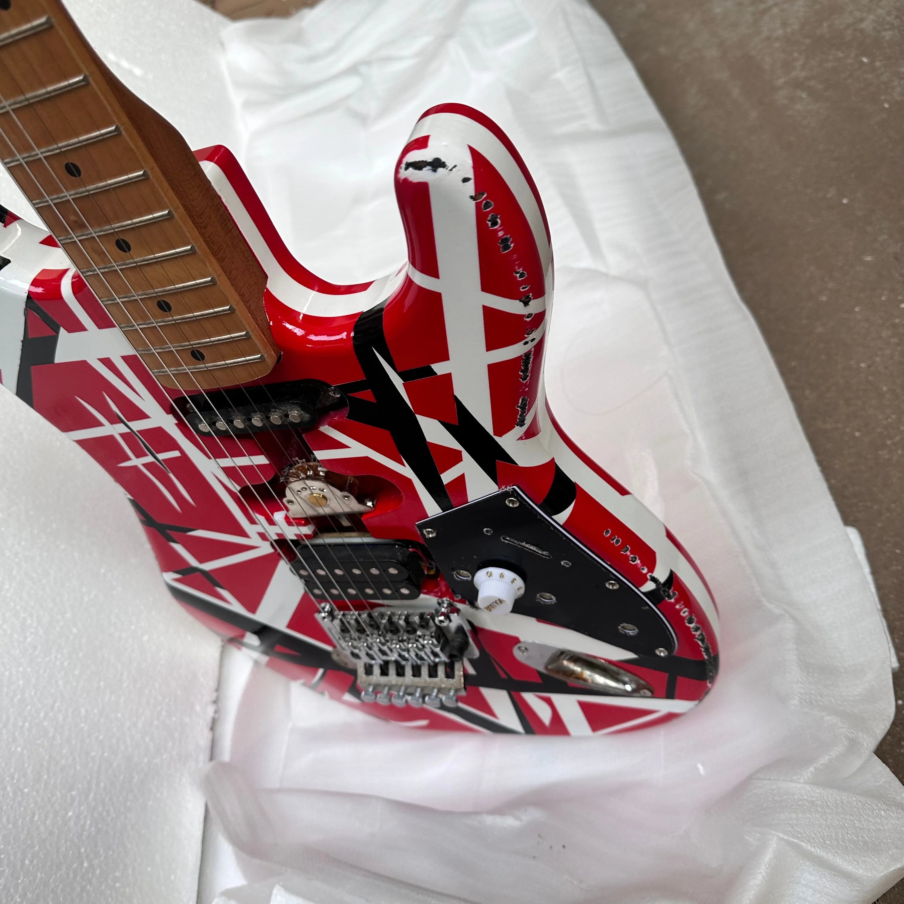 

Электрогитара 39 дюймов, красная, с эффектом легкого старения, цветная окантовка, 21 лад, большой двойной тремоло-бридж, кленовый гриф, дека из сердцевины персикового дерева