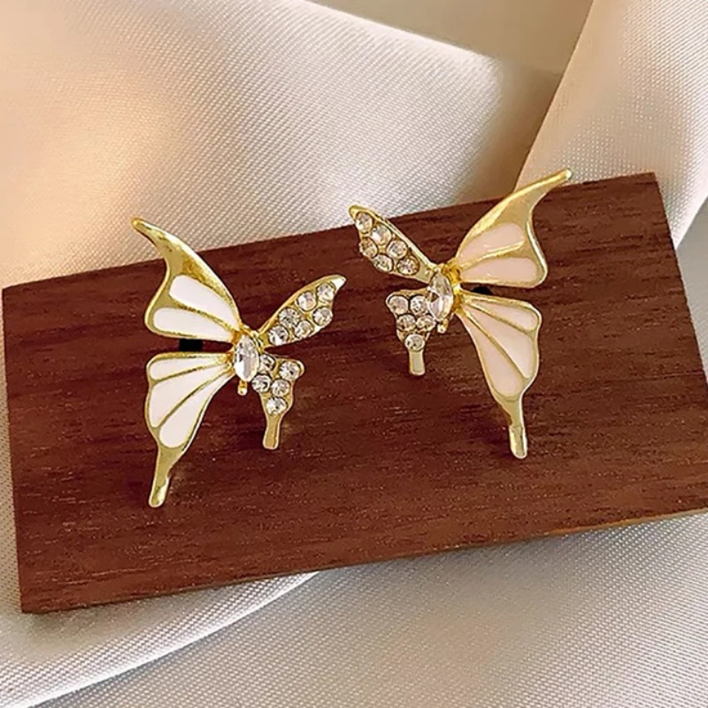 

2025 New Trend Vivid Butterfly Stud Earrings for Women Beige Enamel Crystal Women's Small Earrings Lovely Cute Ear Aceesories