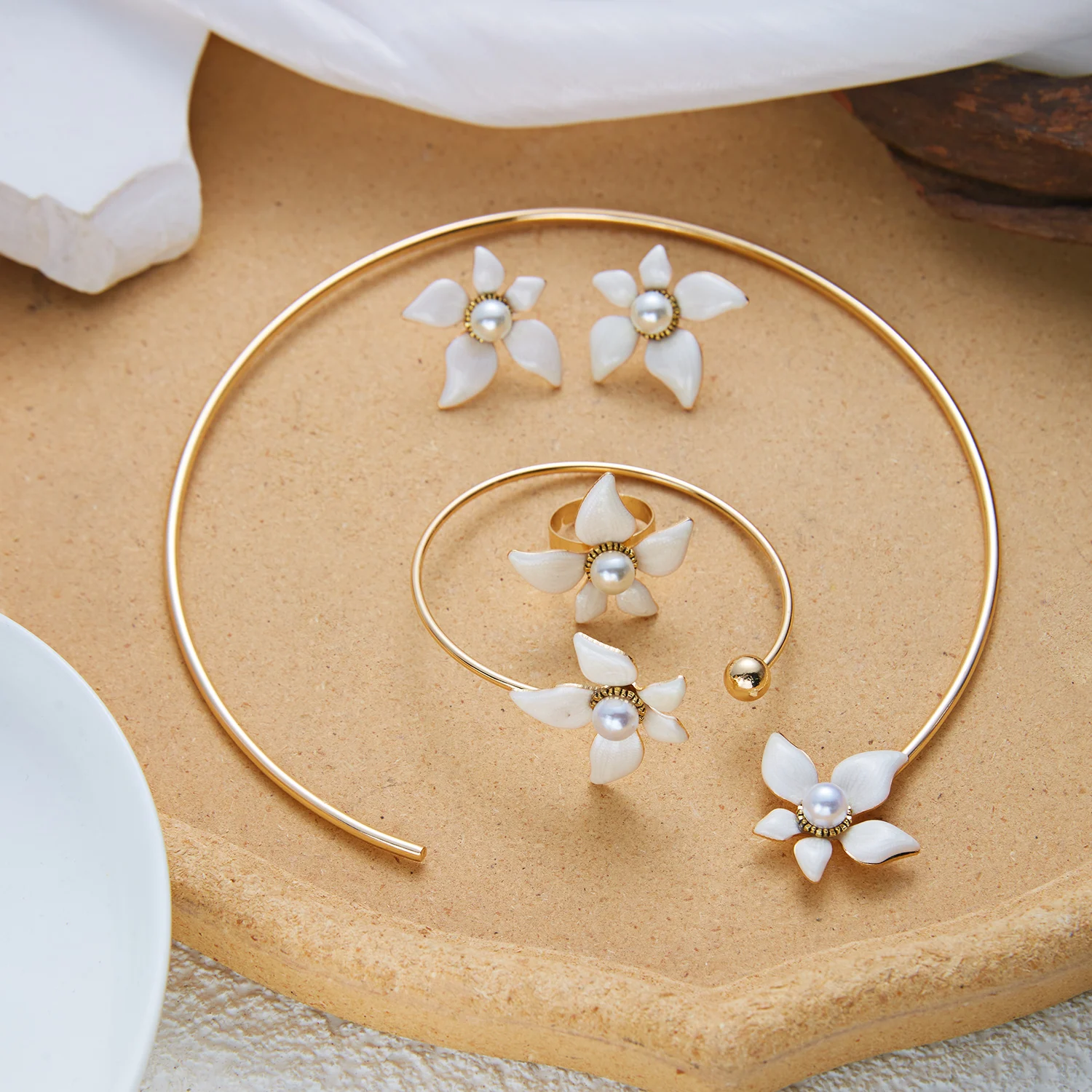 Vintage Enamel Imitation Pearl Flower Bangle Bracelet for Women Romantic Statement Cuff Bracelet Garden Party Jewelry Gifts