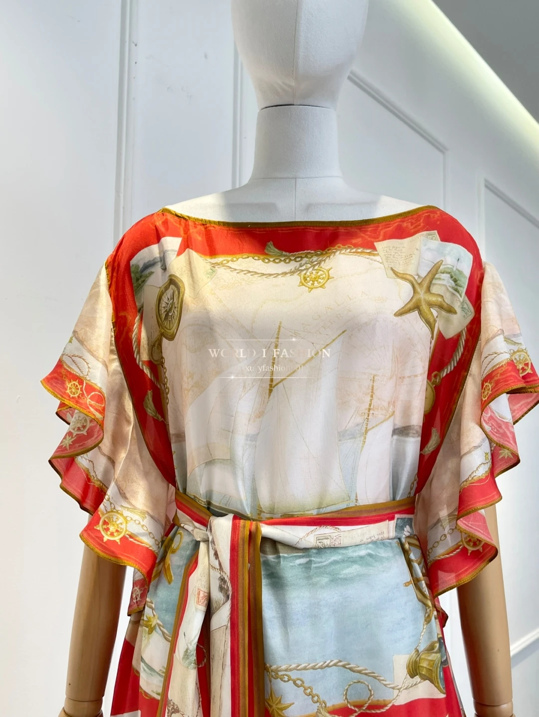 Sukienki midi z krótkim rękawem z nowym wzorem na rok 2025, z czerwonymi kwiatami i nadrukiem rozgwiazd, idealne na imprezy i święta.