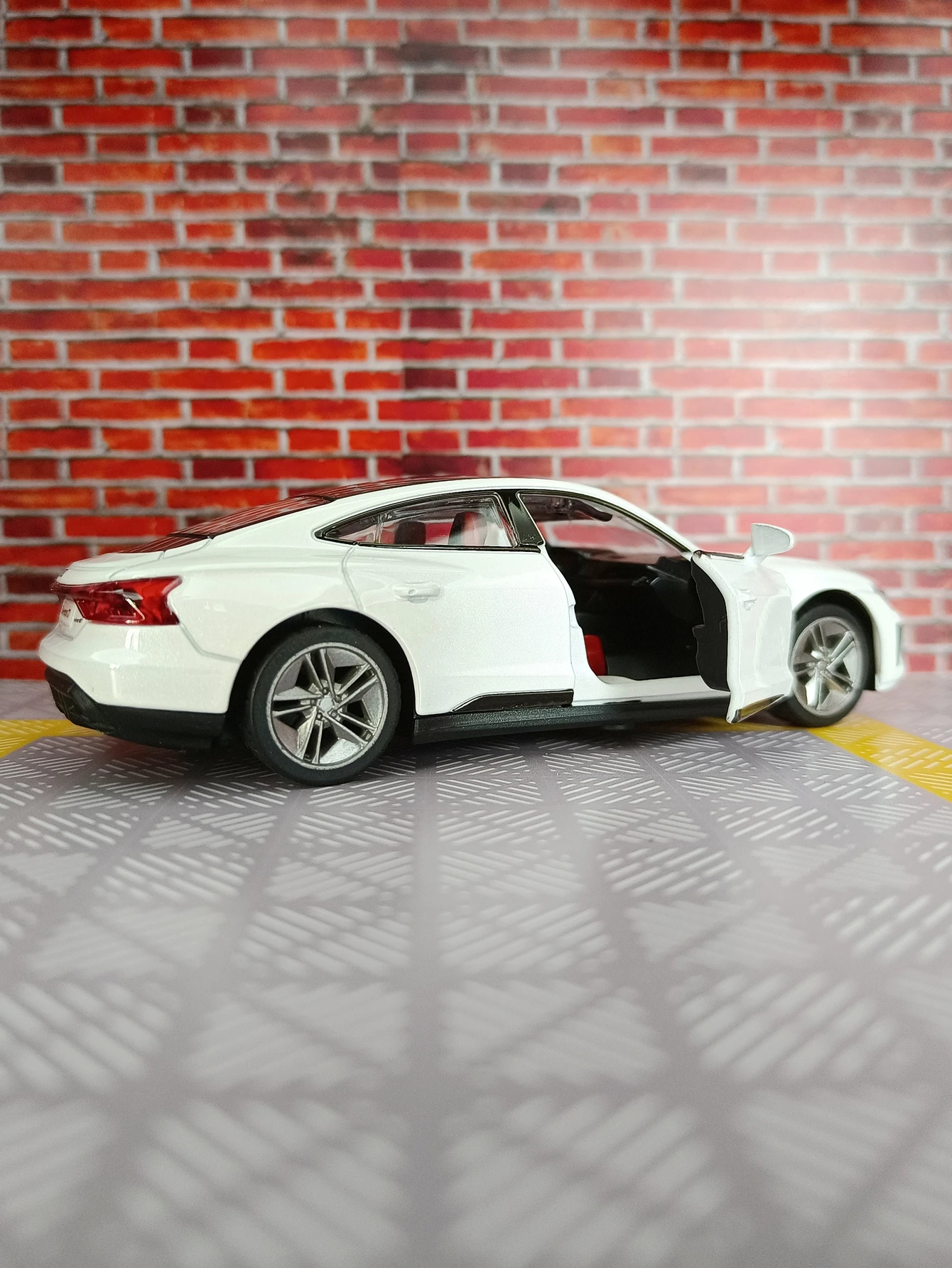 

1:36 Simulation AUDI RS e-tron GT Alloy Car Model Ornament Collection Door Can Open Sound and Light Gift