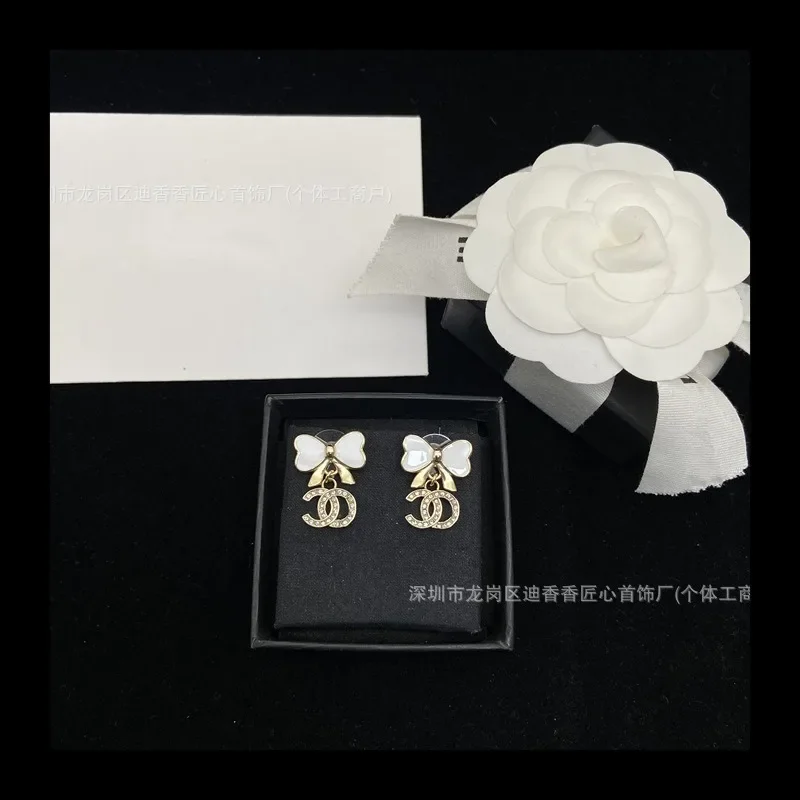 

Новые белые эмалированные женские милые легкие роскошные милые серебряные серьги-иглы с бантом