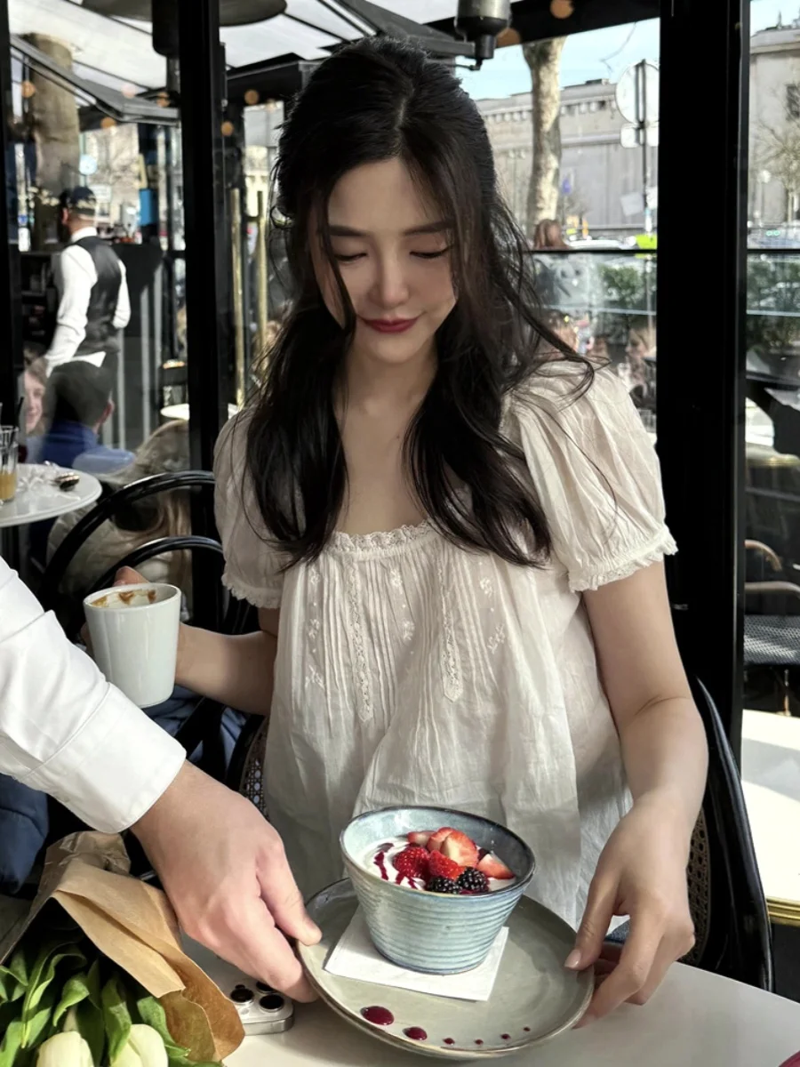 French Style Floral Embroidery Short Sleeve U-Neck Women's Shirt Breathable Fashion Bubble Sleeve Summer Top White