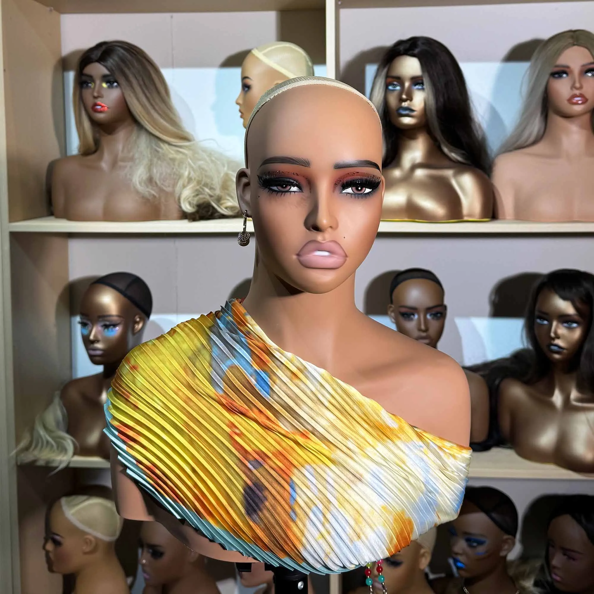 

1PC USA Warehouse Free Shipping Simulated female mannequin head with shoulders, featuring standard head and chest circumference, ideal for displaying wigs, cosmetics and beauty accessories.