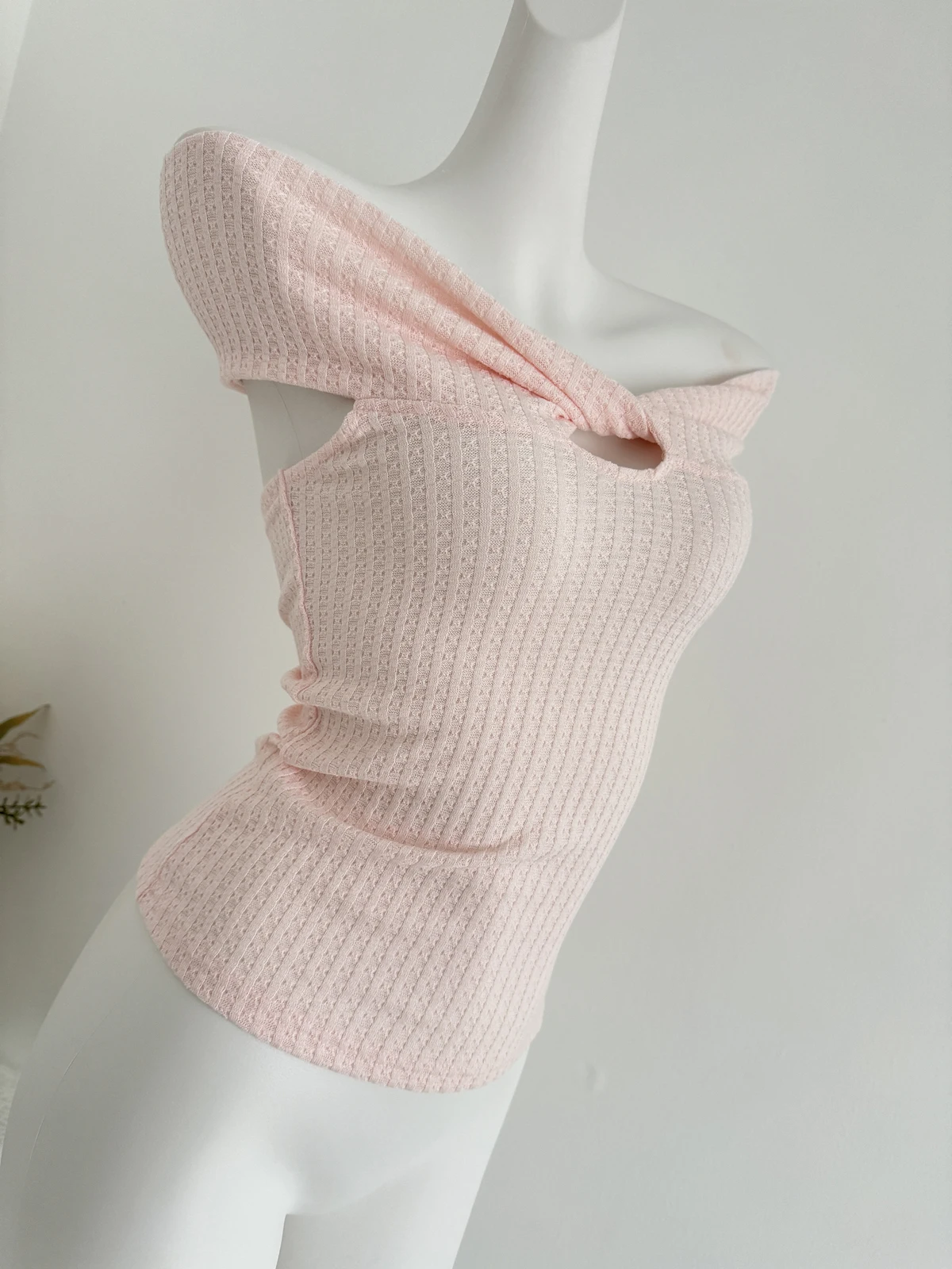 Fangxin Girl Shoulder Bared Knot Design T-Shirt Women's Short Fit Summer New Style Top Fashion Casual Wear