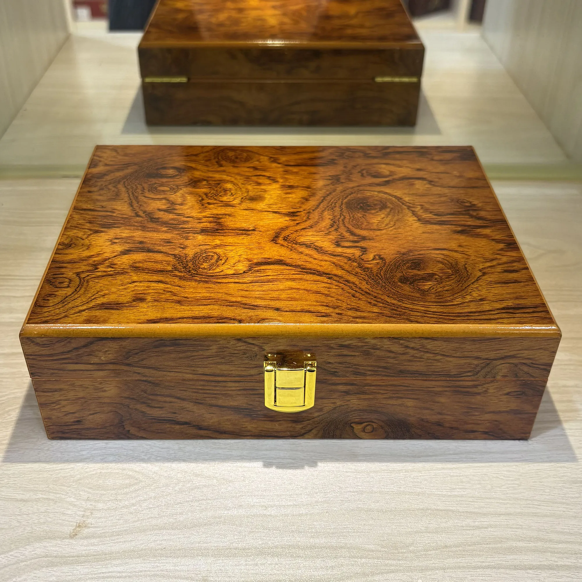 Image of Klassische Holzbox mit Schloss, Hochwertige Schmuckaufbewahrung Luxusbox