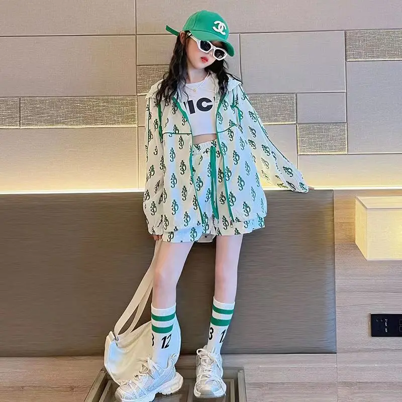 

2026 Summer New Girls' Fashion SetChildren's Thin Hooded Printed Long Sleeved Jacket+Shorts Sun Protection Suit Two-Piece