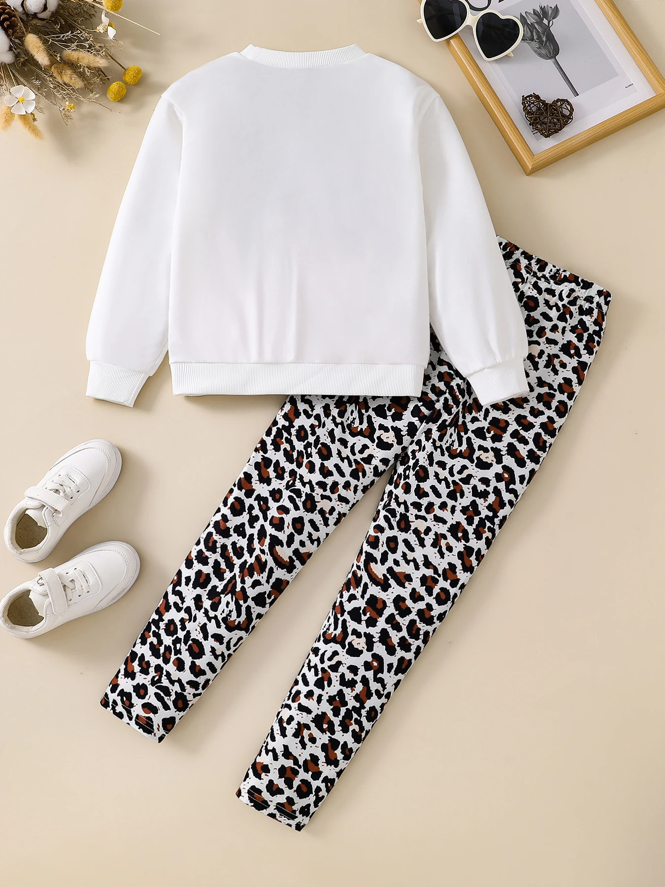 Children's clothing, girls' autumn fashion two-piece set, white round neck cartoon printed long sleeved+leopard print slim pants image 2