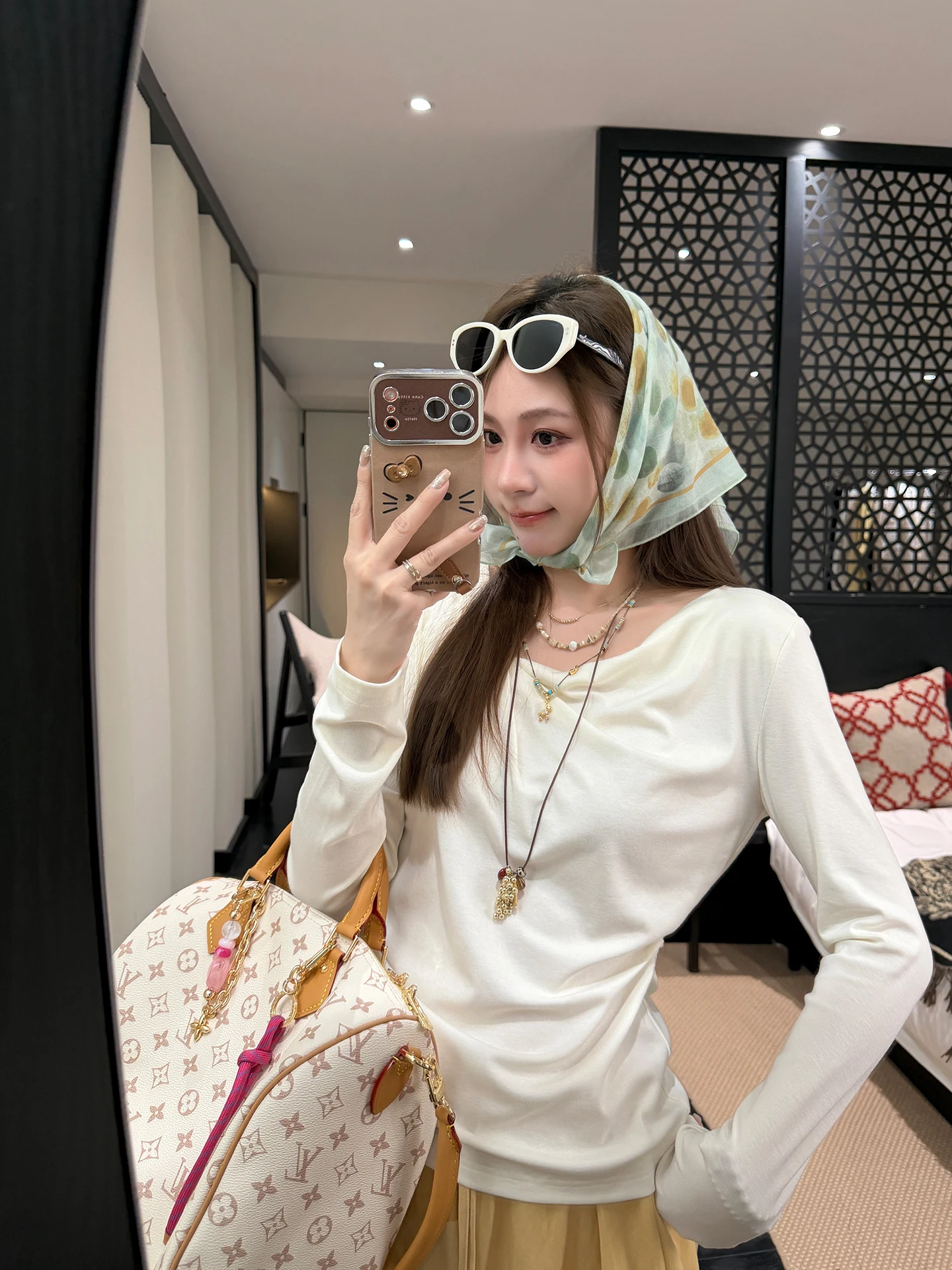 

Футболка с асимметричным вырезом на плече Zhang Sheshi Spring 26, приталенная, с длинным рукавом, бежевая, в корейском стиле, универсальная, из хлопка