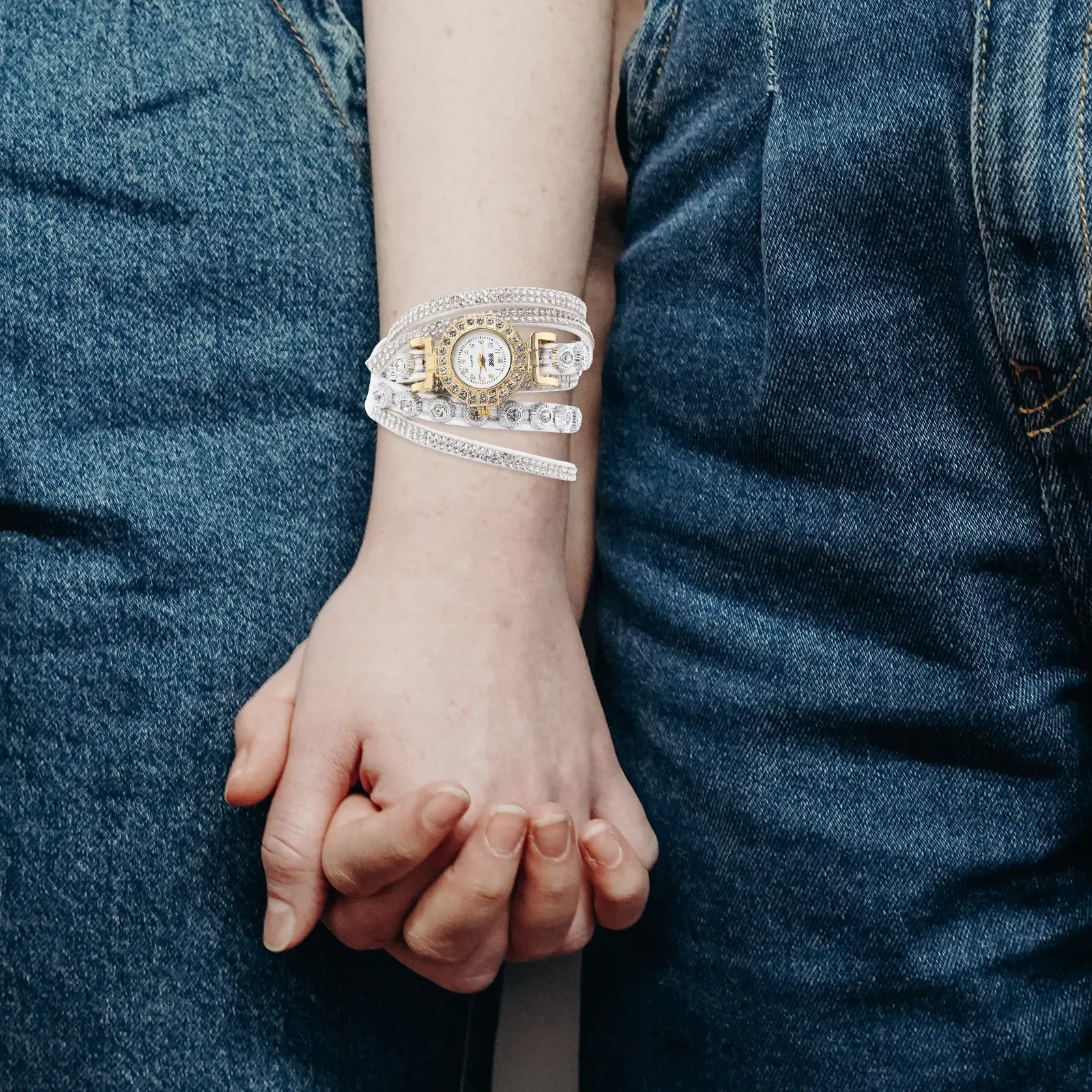 

Стильные женские часы с жемчужным акцентом, модные кварцевые наручные часы, элегантный аксессуар с блестящими бусинами, идеально подходят к любому наряду, белые.