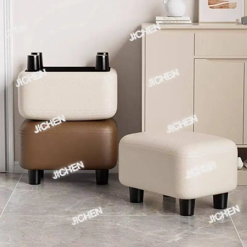 

Мягкие туфли из искусственной кожи, табурет для переобувания, прихожая, диван с сумкой для обуви.