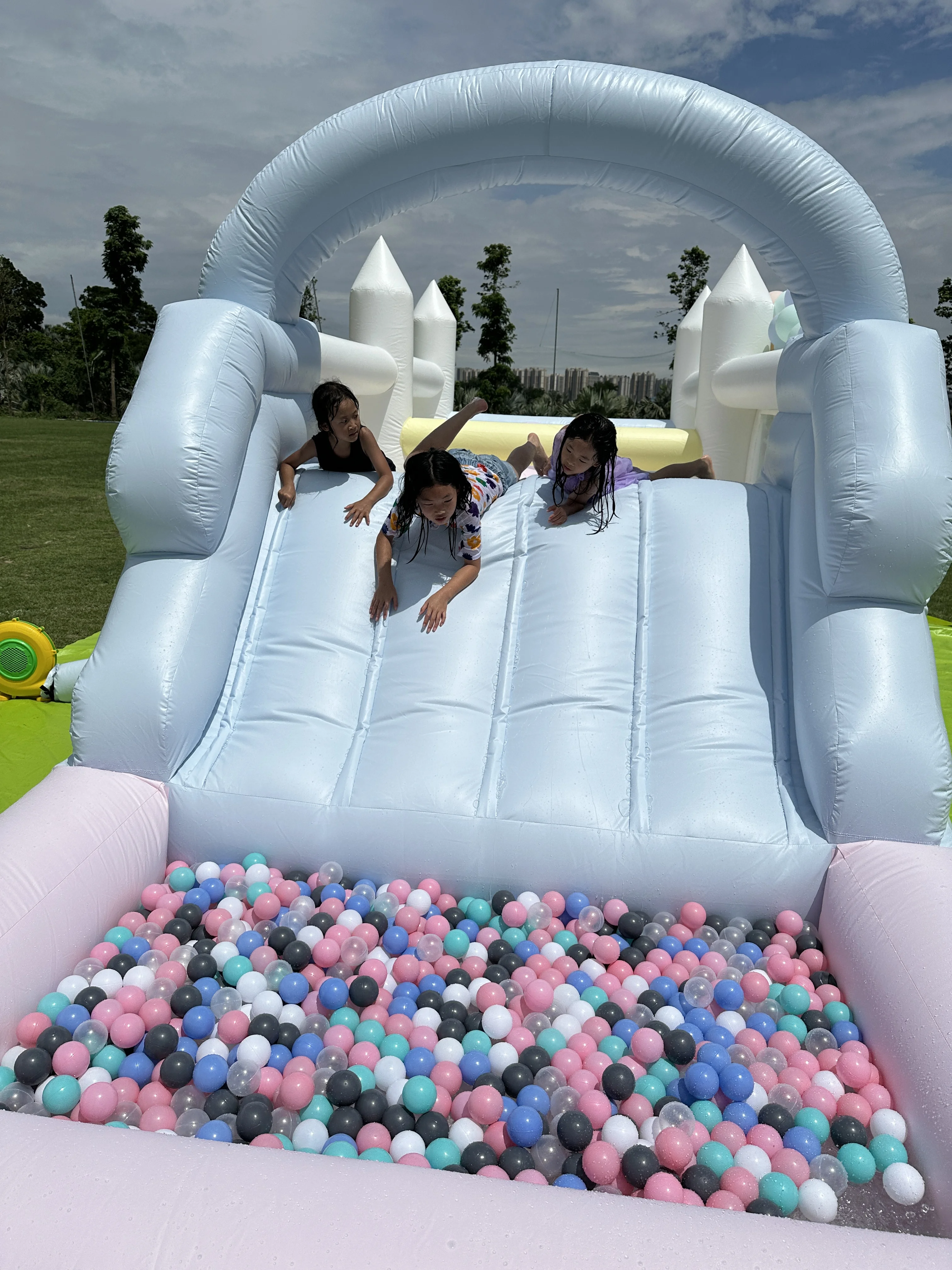 Opblaasbare Macaroon Pvc Water Sildes Ballenbad Voor Kinderen Jungle Gym Waterspeeltoestellen Met 1100W Luchtblazer