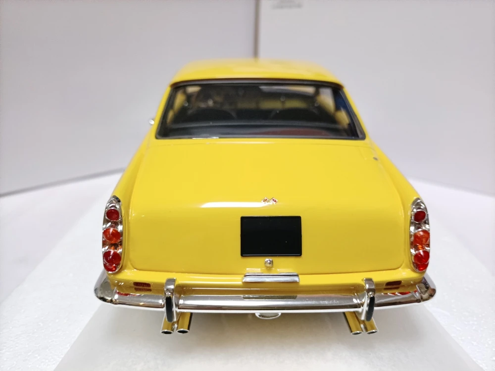 Matrix 1:18 250GT/E 2+2 Coupe Pininfarina 1960 Yellow Vintage Car Simulation Limited Edition Resin Metal Static Car Model Toy