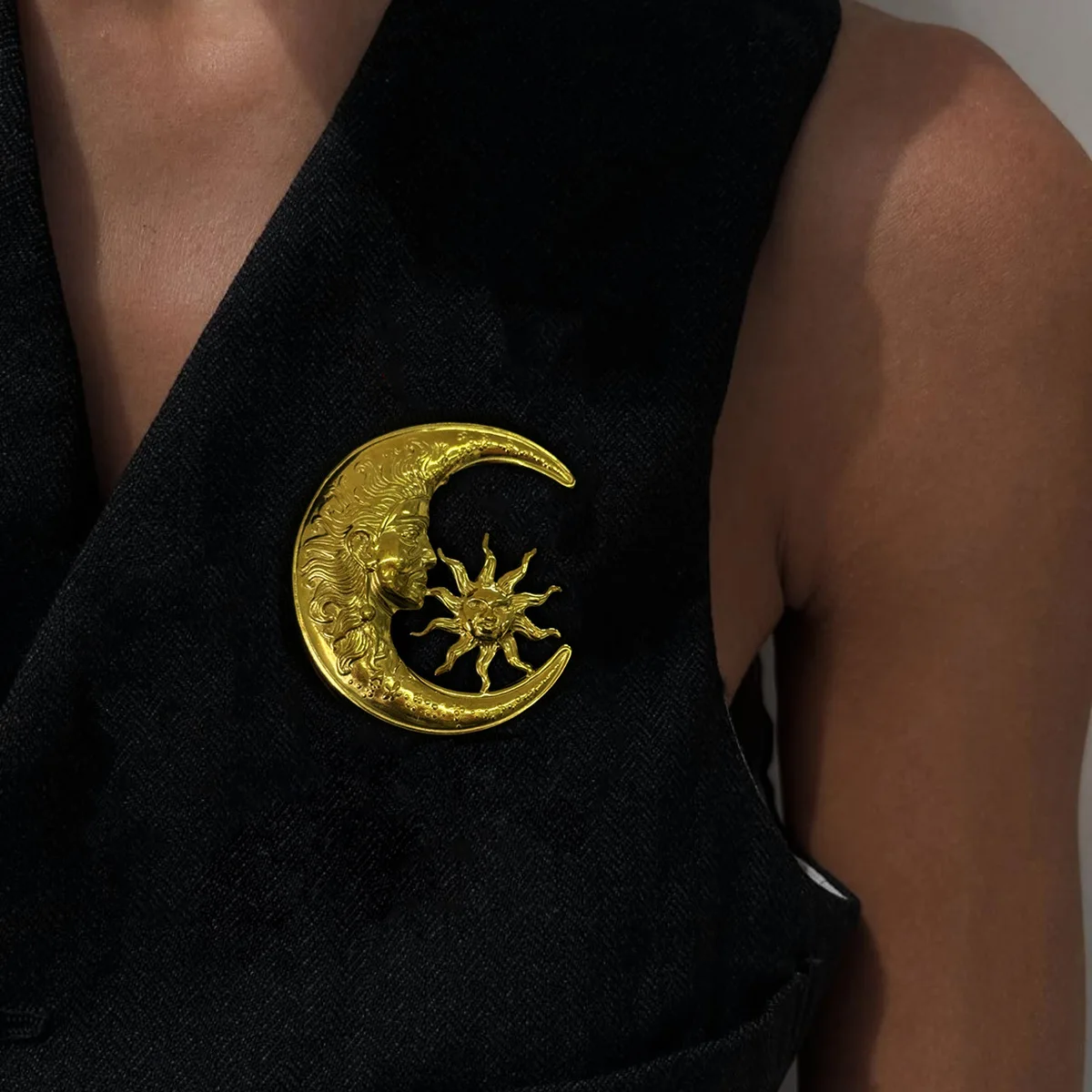 

Брошь из нержавеющей стали в стиле ретро с изображением лица Homo sapiens, луны и солнца, экстравагантный дизайн, высококачественный аксессуар.