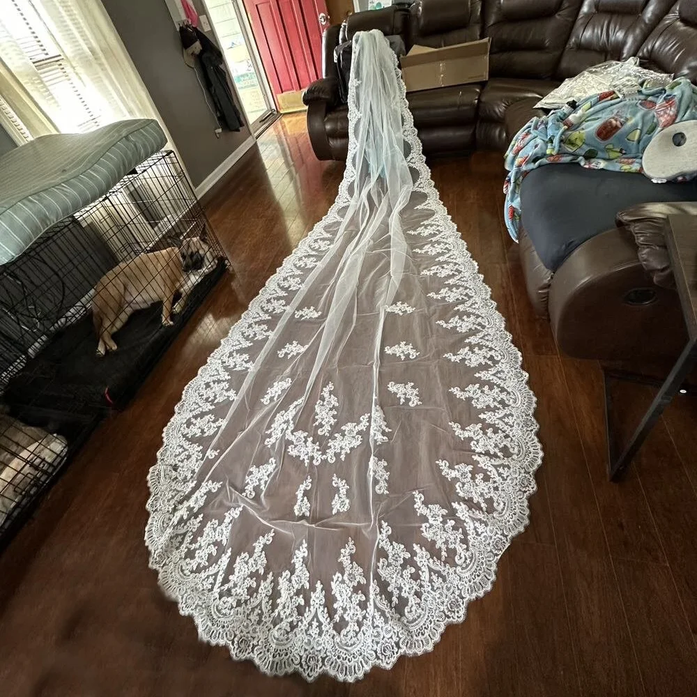 Customized Made To Order Scalloped Lace Bridal Veils Luxury Modern Very Long Embroidered Appliques Veils for Bride