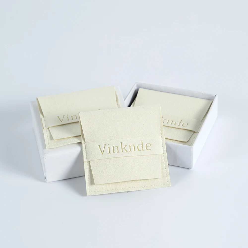 100pcs 사용자 정의 로고 마이크로 화이버 벨벳 작은 선물 가방 8x8cm 쥬얼리 귀걸이 목걸이 주머니 크리스마스 결혼식 호의 사탕 가방