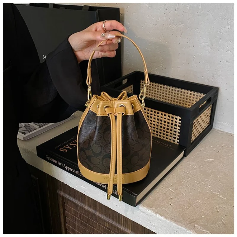 

Популярная сумка через плечо из натуральной кожи, женская сумка с организационными функциями, вневременная и стильная.