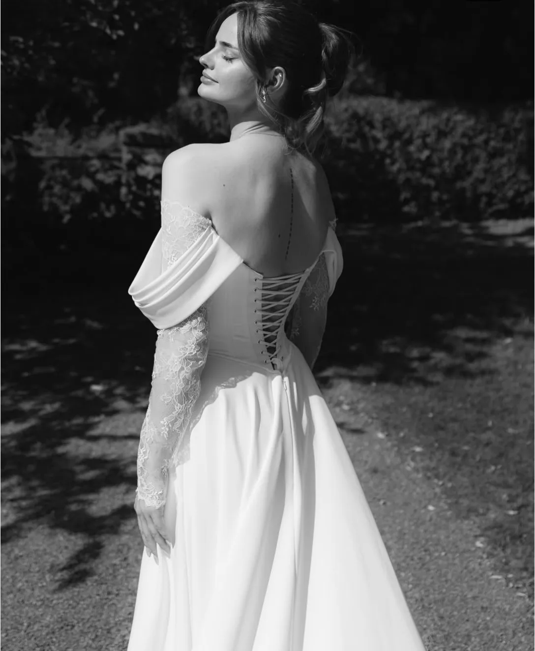 ชุดแต่งงานแบบยาวสั่งตัดพิเศษ ไหล่เฉียง ผ้าลูกไม้ ทรงเอไลน์ ผ้าเครปจับจีบ ผ้าทูลล์ ชายกระโปรงยาวลากพื้น