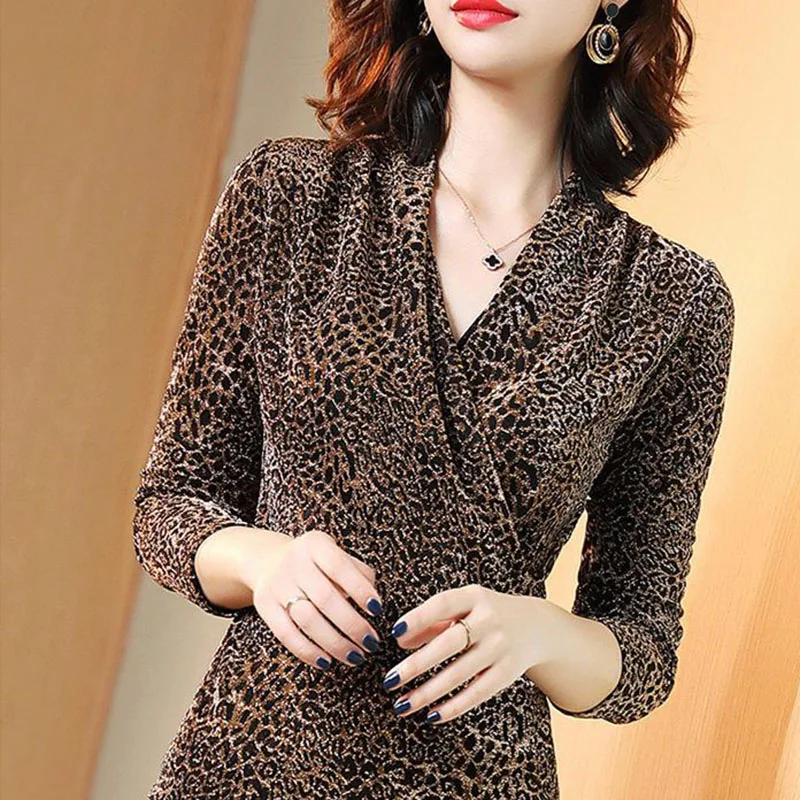 Vintage Printed V-Neck Folds Leopard Blouse Women\'s Clothing 2022 Autumn New Oversized Casual Pullovers All-match Commute Shirt