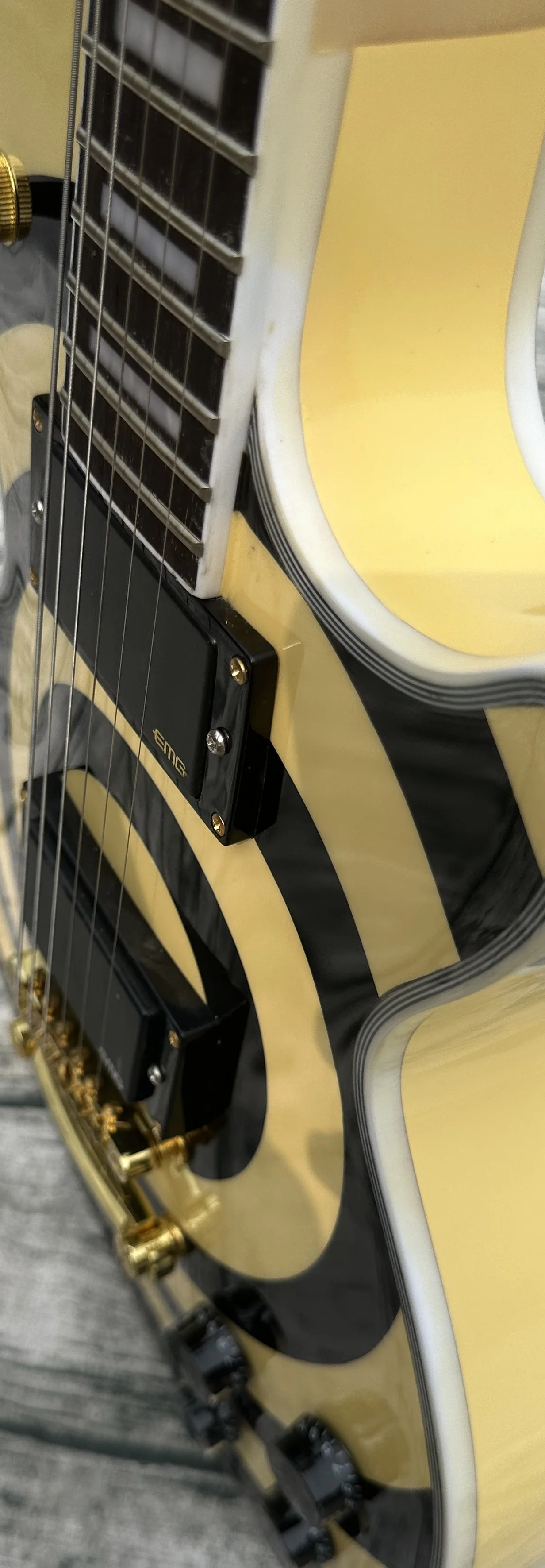 Customized electric guitar, ZAKK guitar, gold accessories, EMG pickup, classic black and white stripes, in stock, lightning pack