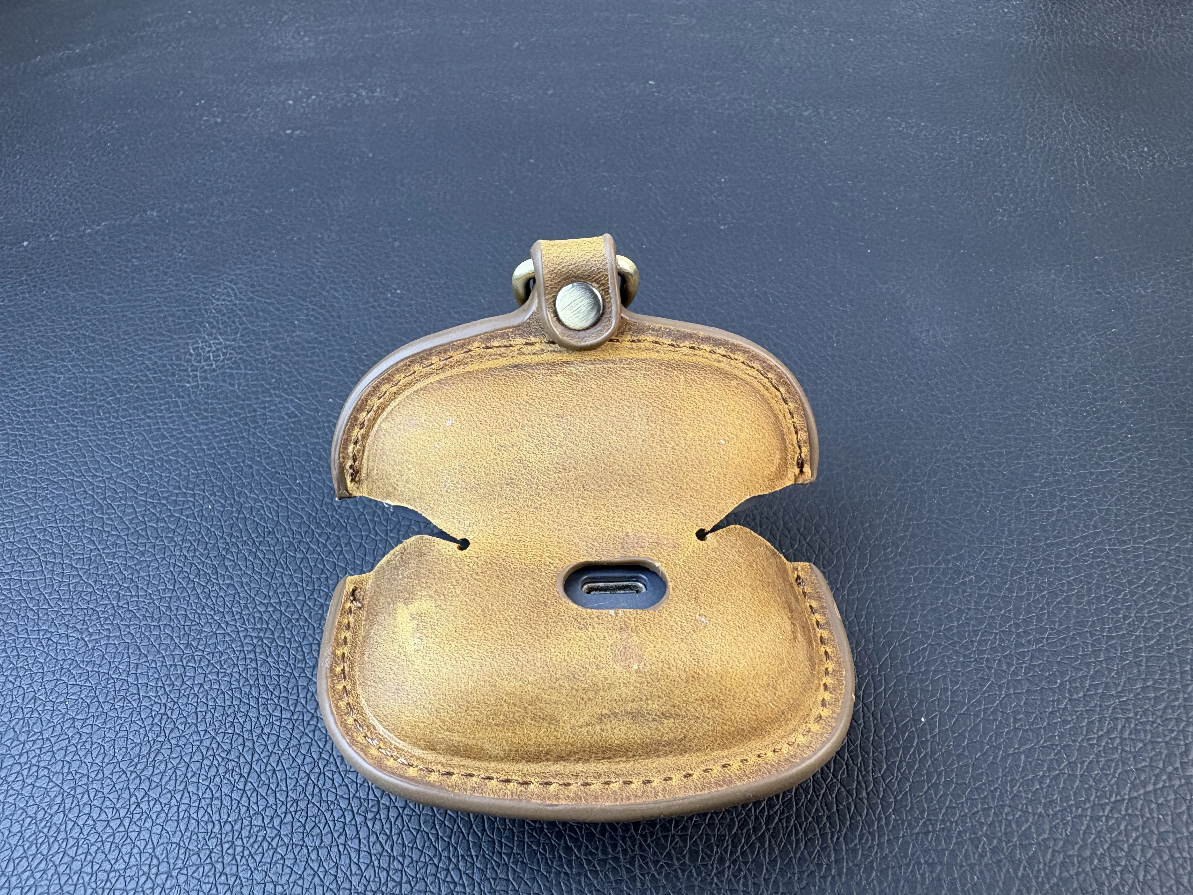 Рисунок 4 - Винтажный кожаный чехол для наушников