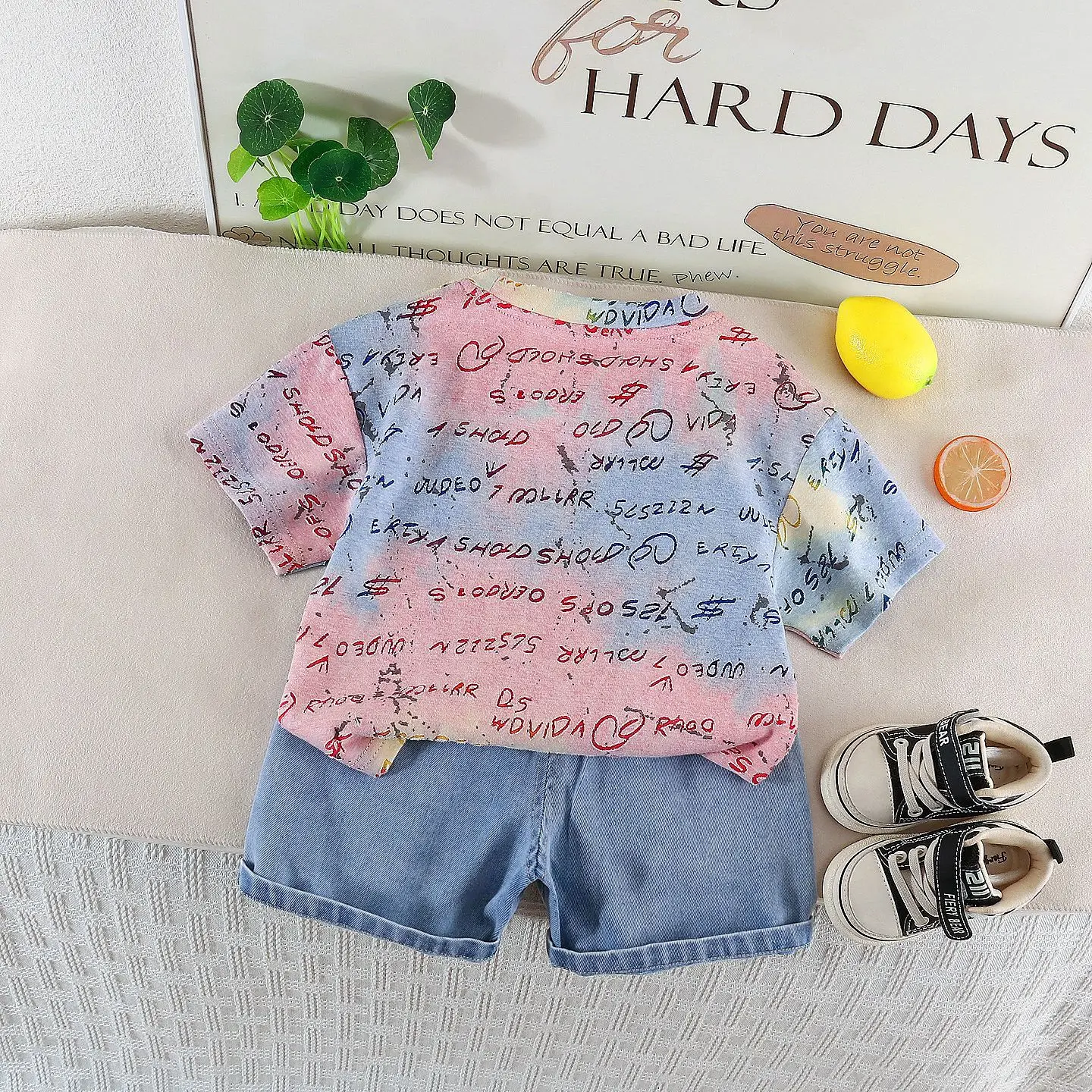 Kids 2PCS Graffiti Print Short Sleeve T-Shirt & Ripped Denim Shorts Set, Streetwear Summer Outfit for Daily, Party & Vacation