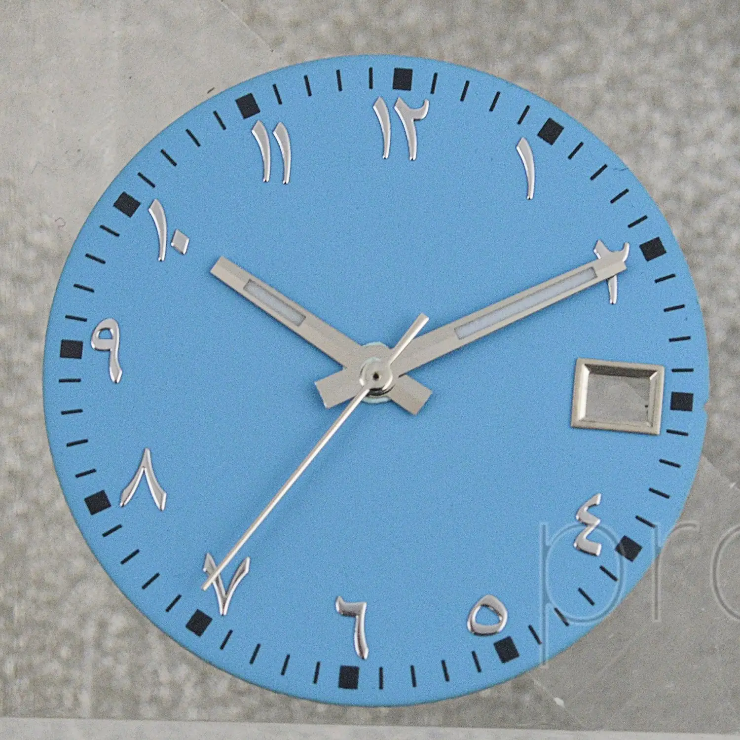 

Циферблат 28,5 мм с арабскими цифрами, светящиеся стрелки, подходит для механизмов NH35/NH36.