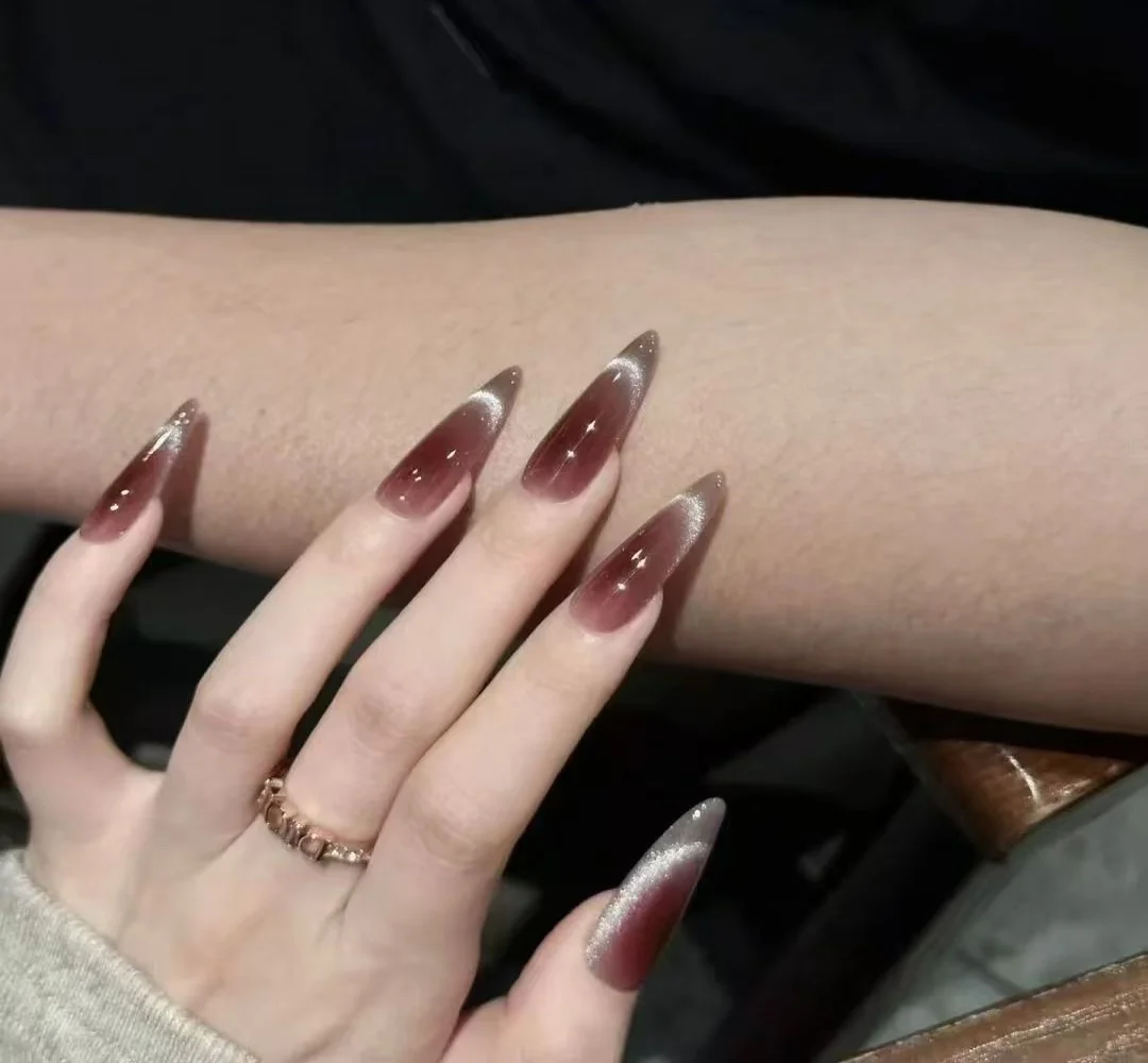 10 個の長いアーモンド型ワインレッドグラデーションキャットアイフェイクネイル、女の子や女性に適しており、着用可能で取り外し可能