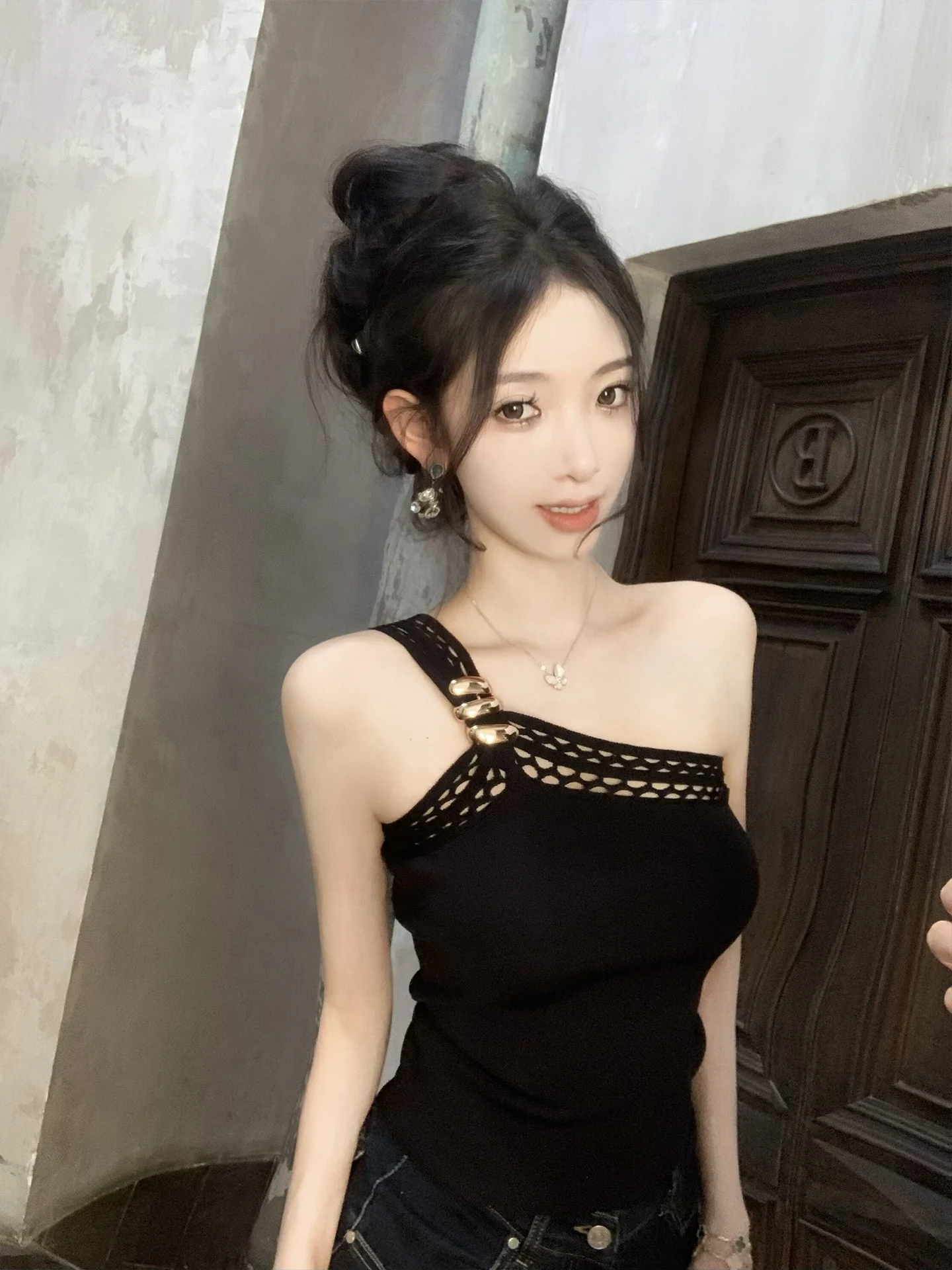 

Black Hollow out Design Slimming Strap Top J11 Studio Versatile Shoulder Slanting Commute Style Short Length T-Shirt for Women