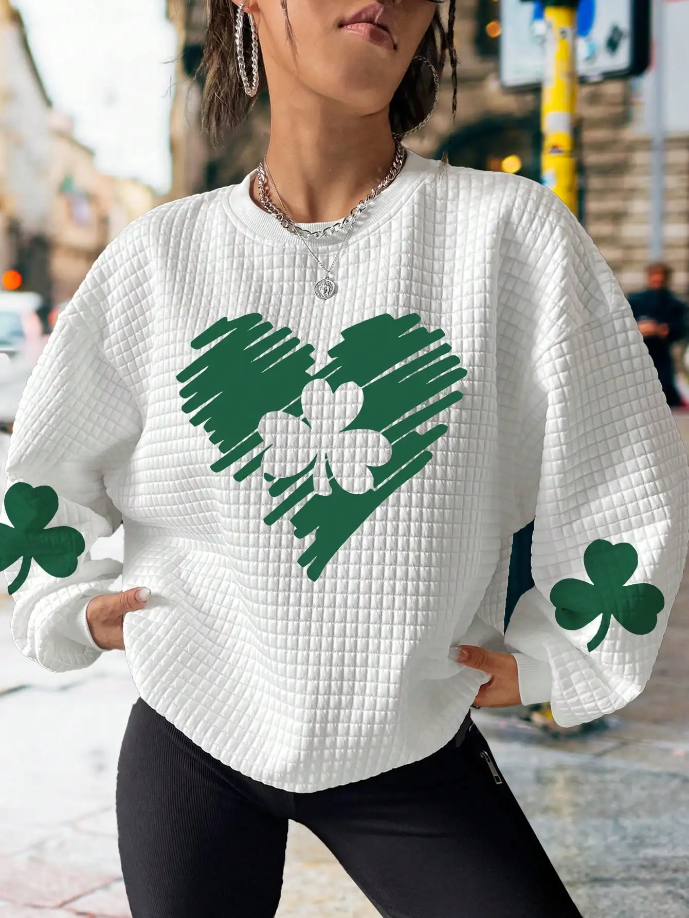 

Белый свитшот из вафельной ткани с принтом зеленого клевера и мотивом в виде сердца