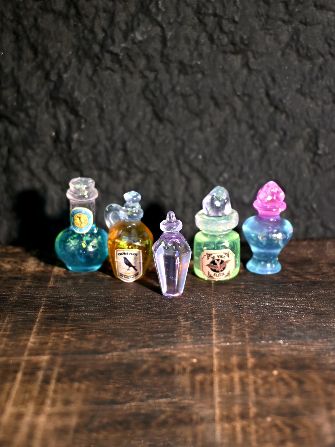 A Miniature Magic Bottle Ornament, Christmas Gift, Realistic Magic Bottle, 1/6, 1/12 Dollhouse Dollhouse, Model House Decoration Accessories, Photography Props, Micro-Landscape Ornament, Small Gift (Bottle Color Is Ran