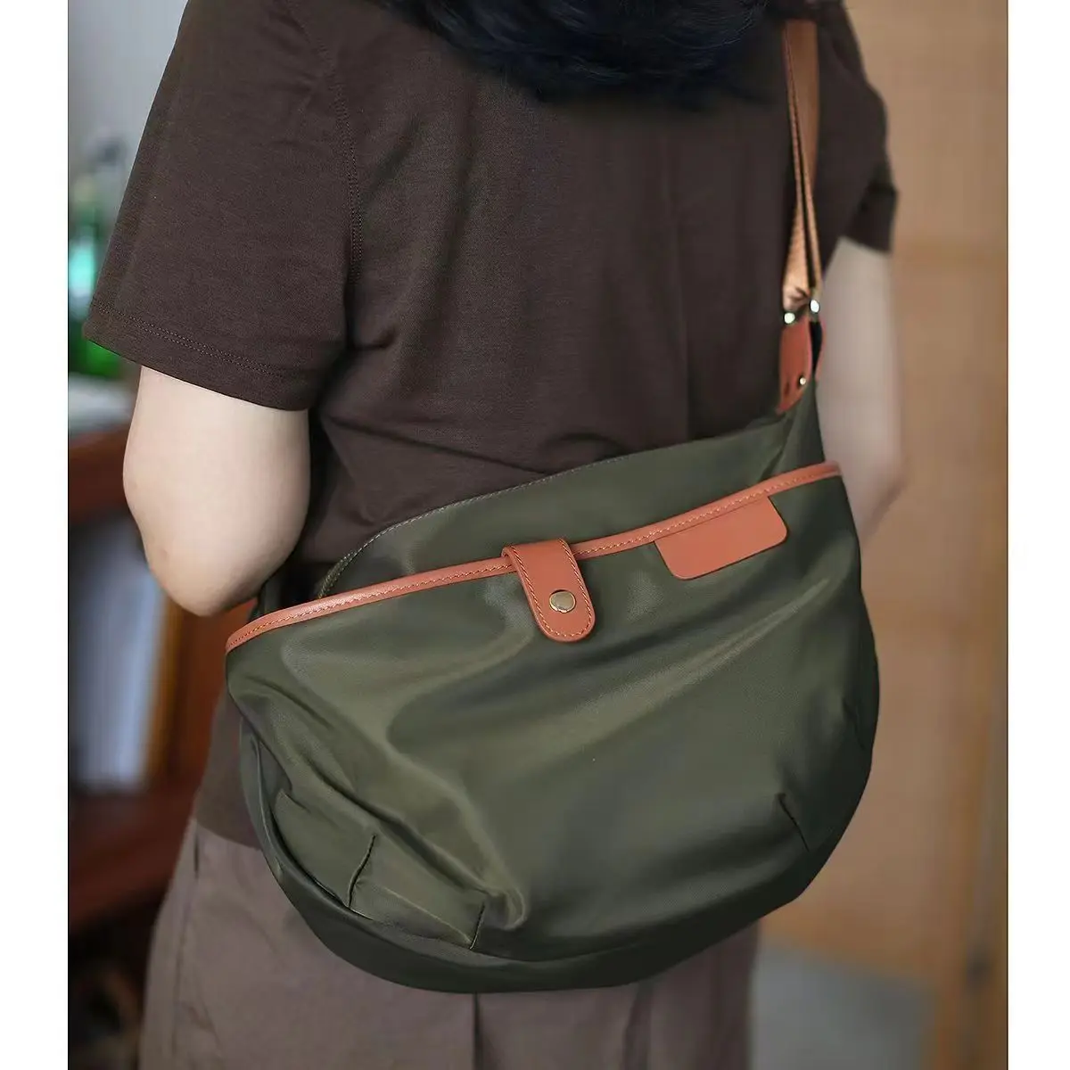 Waterproof nylon fabric crossbody backpack, lightweight, color-blocking, dirt-resistant, large-capacity single-shoulder backpack