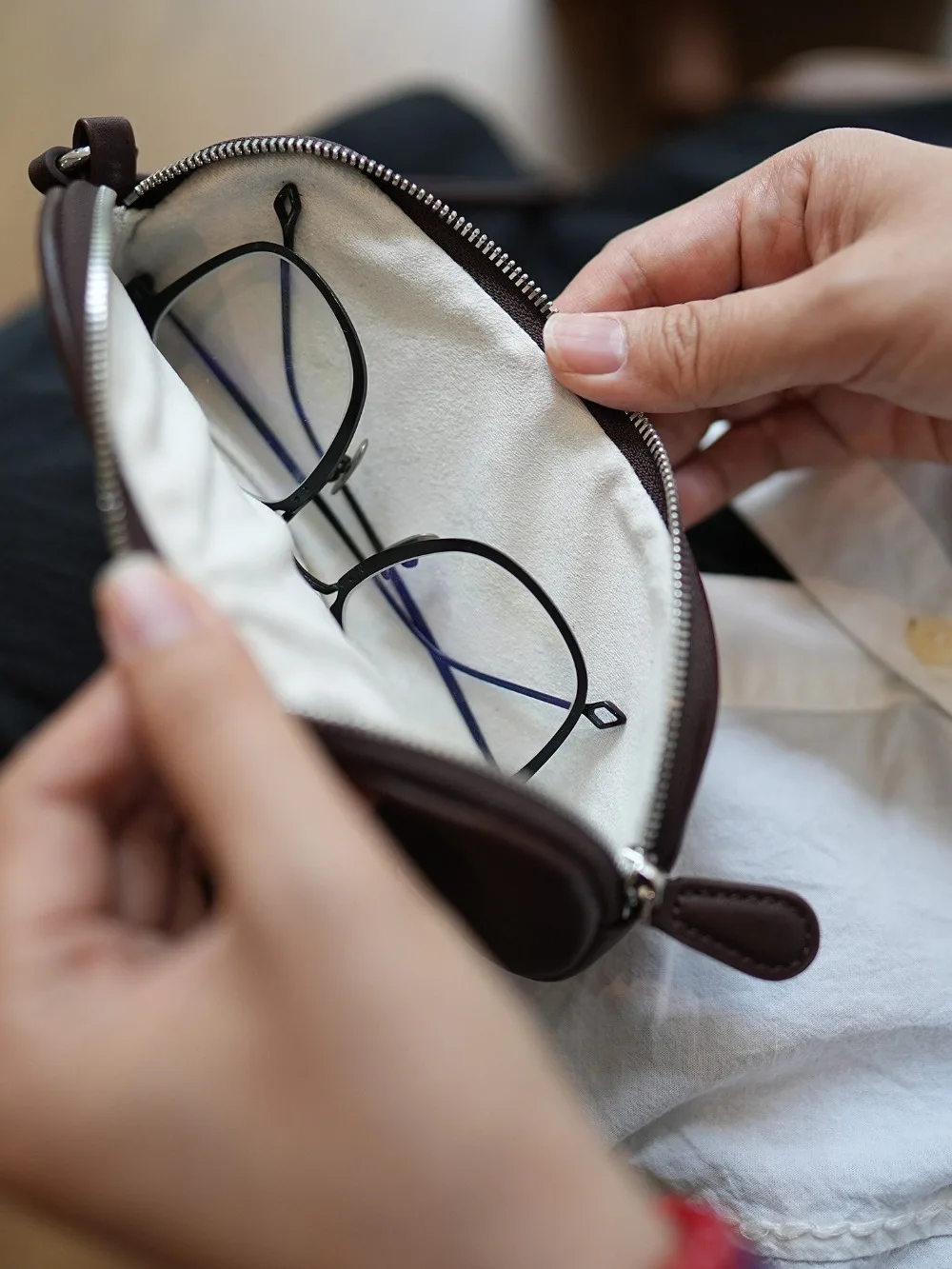 Portable Neck-Hanging Glasses Pouch Made of Soft Top-Grain Leather, Retro Premium Sunglasses Bag & Glasses Case