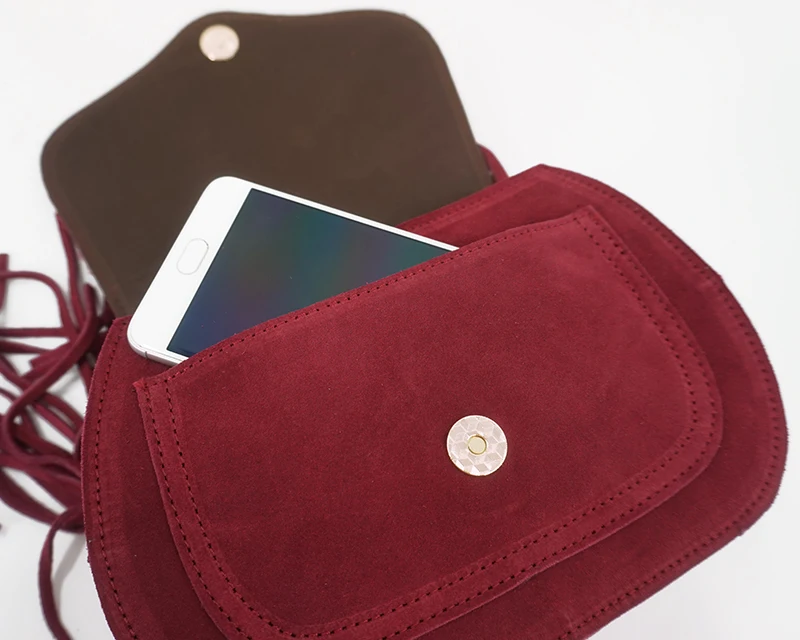 Borsa da sella da donna in vera pelle scamosciata di piccole dimensioni per il tempo libero Borsa a tracolla a tracolla laterale bordeaux con frange