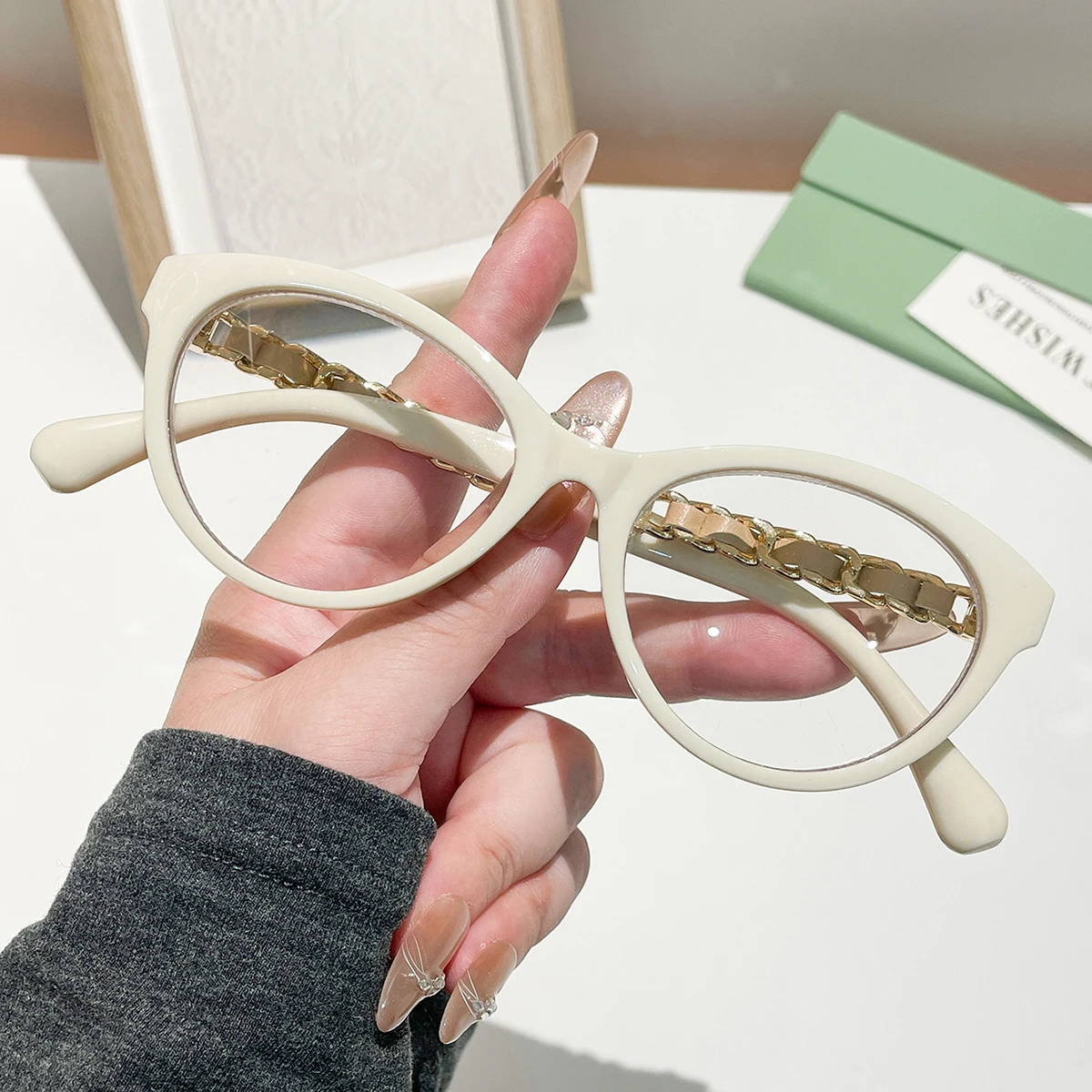 1 Stück Damen Modische schlichte Brille Neue hochwertige Cat-Eye-Metallkette geflochtenes Nischendesign Weihnachten Lässiger No-Make-up-Look Pr