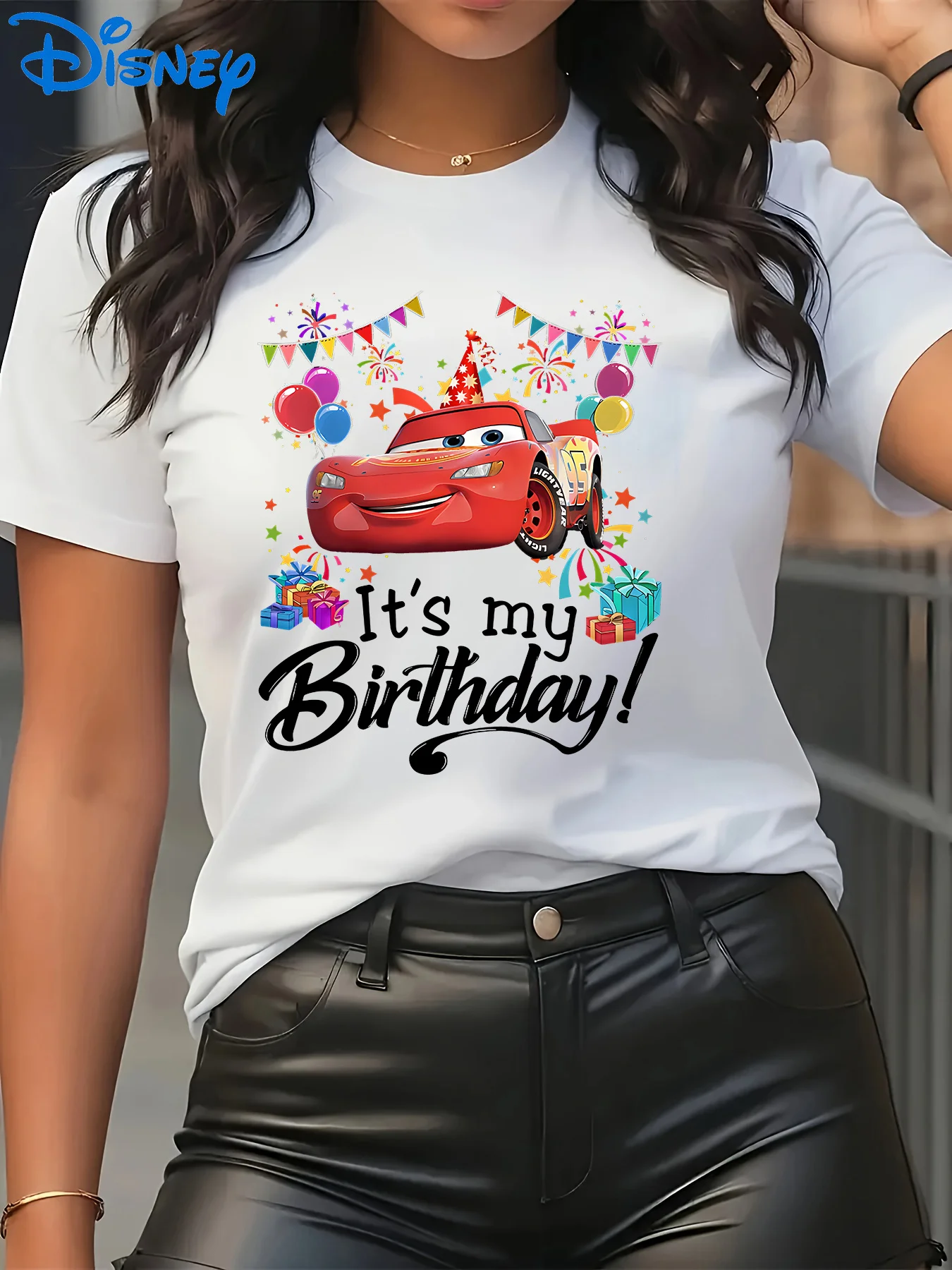 تي شيرت نسائي كاجوال بأكمام قصيرة من Disney Pixar Car Lightning McQueen مع "هذا عيد ميلادي!" نمط الصيف عارضة الأعلى