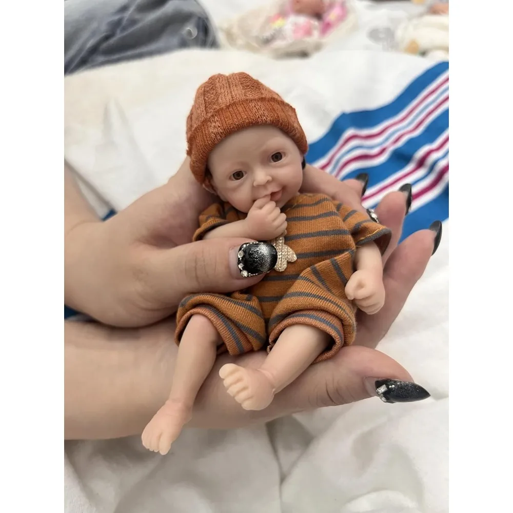 Miniatur-Reborn-Babypuppe, 5,5 Zoll groß, mit braunen Augen, vollständig aus Silikon, realistisches Aussehen, inklusive Kleidung und Zubehör für die Fütterung. – Detail 5
