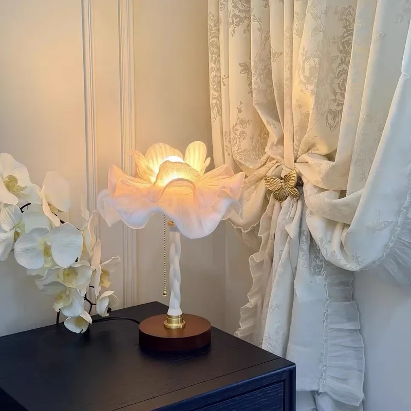French Style Petal Table Lamp Warm LED Night Light Romantic Heart Shape Bedroom Bedside Decor Art Atmosphere Lighting for