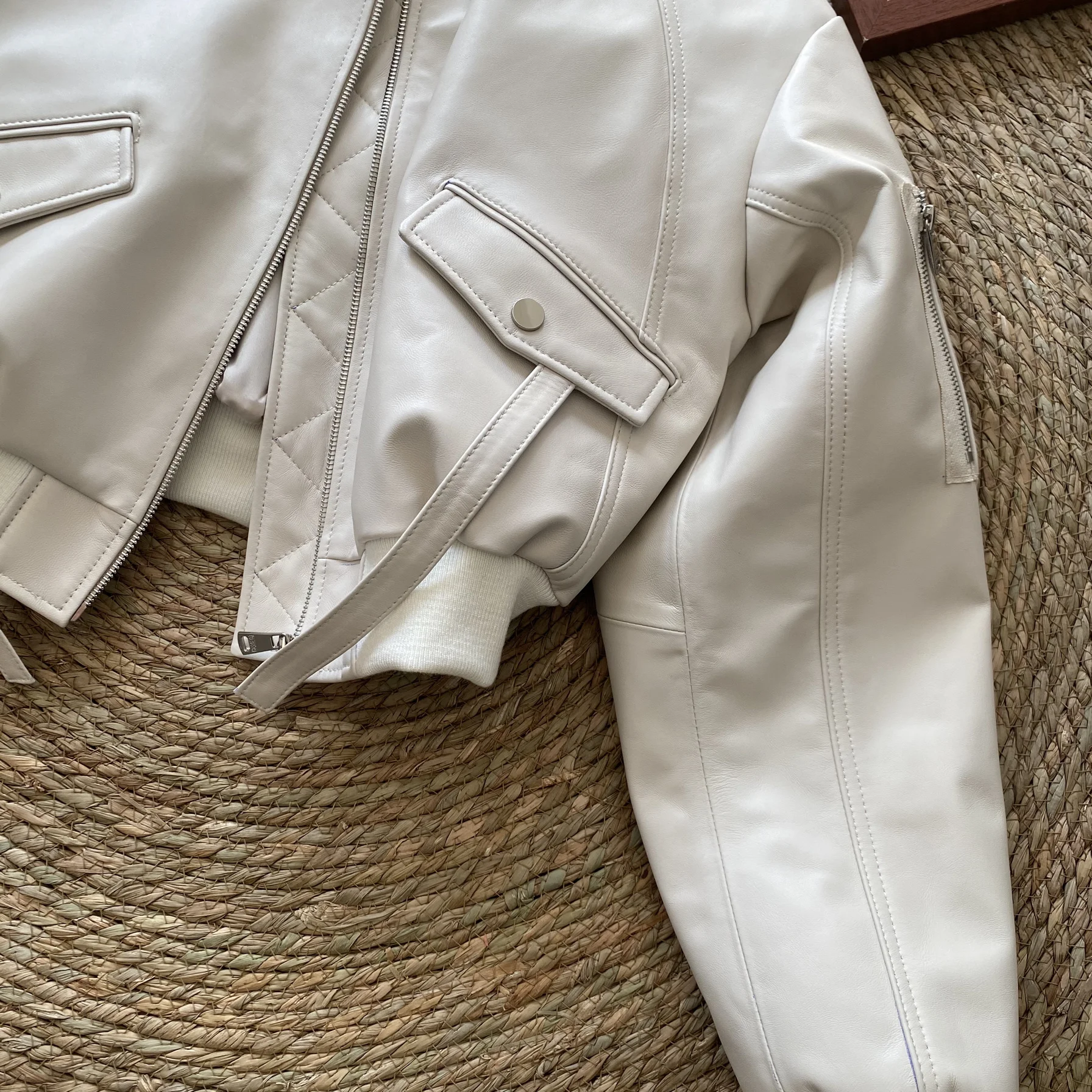 Spring 2024 Women's ort Loose Batwing Sve Stand Collar Leather Jaet White eepskin Baseball Sle Outerwear Coat