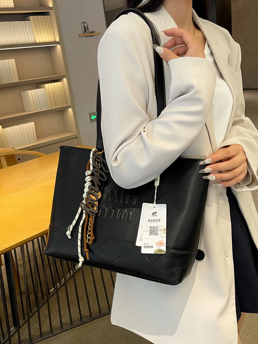 

Light luxury high-end designer autumn and winter new handbags retro fashion all-match portable one-shoulder underarm tote bag
