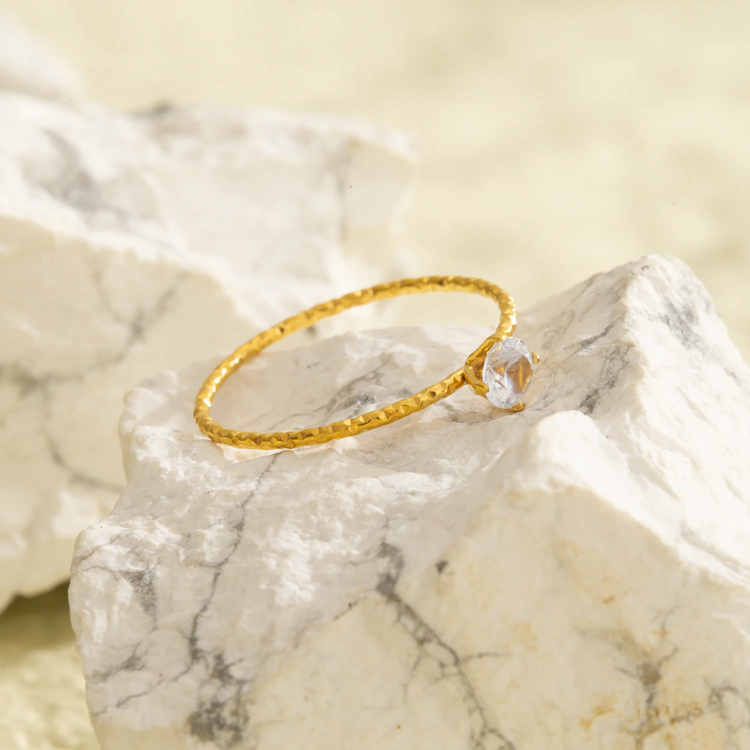 خاتم صغير رفيع للغاية للنساء، مصنوع من الفولاذ المقاوم للصدأ المطلي بالذهب الزركونيوم، مجوهرات بسيطة لا تسبب الحساسية