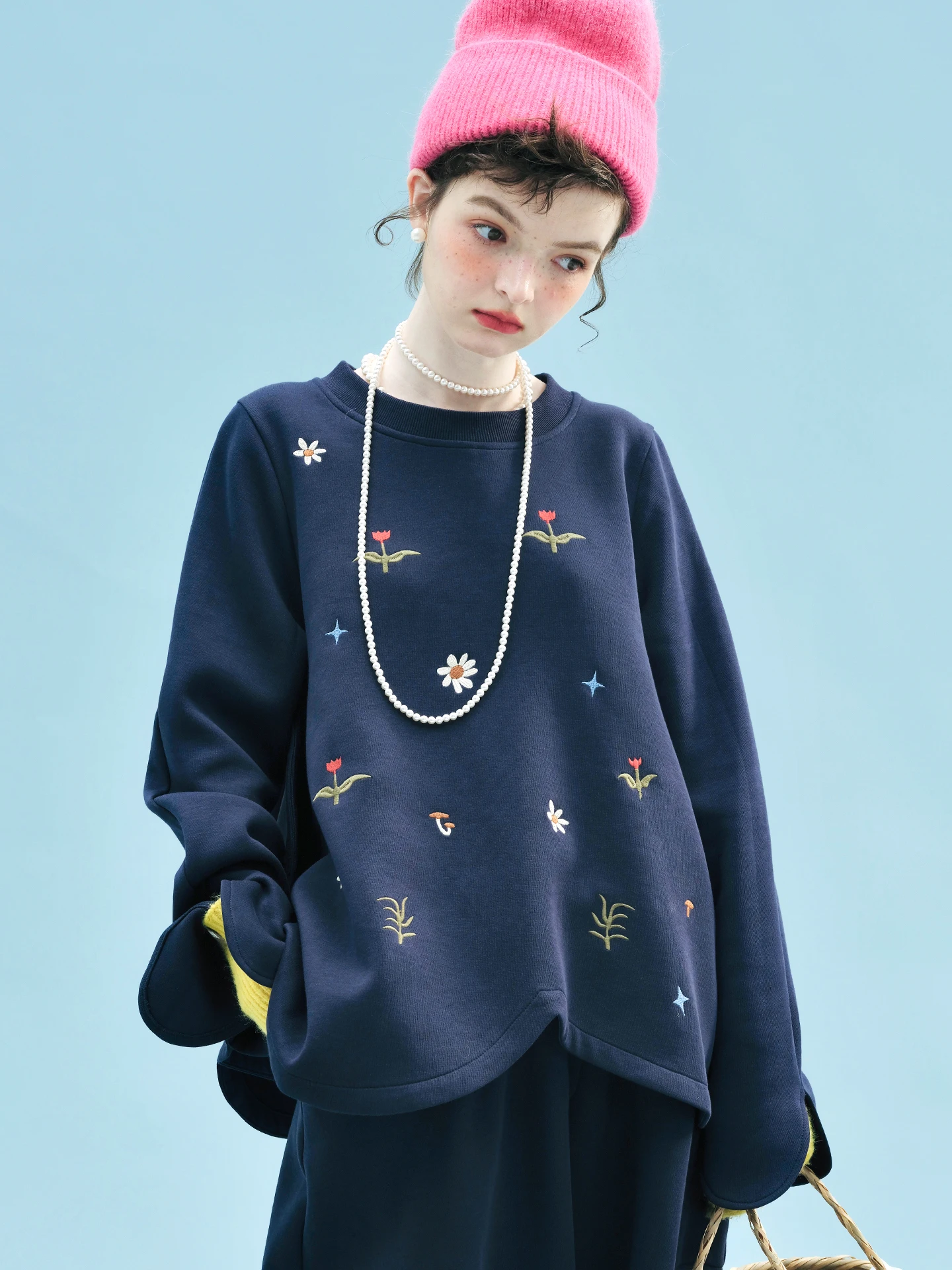 

imakokoni 2025 Autumn Sweet and Cute Embroidered Petal-Shaped Hoodie Pullover Top 255240