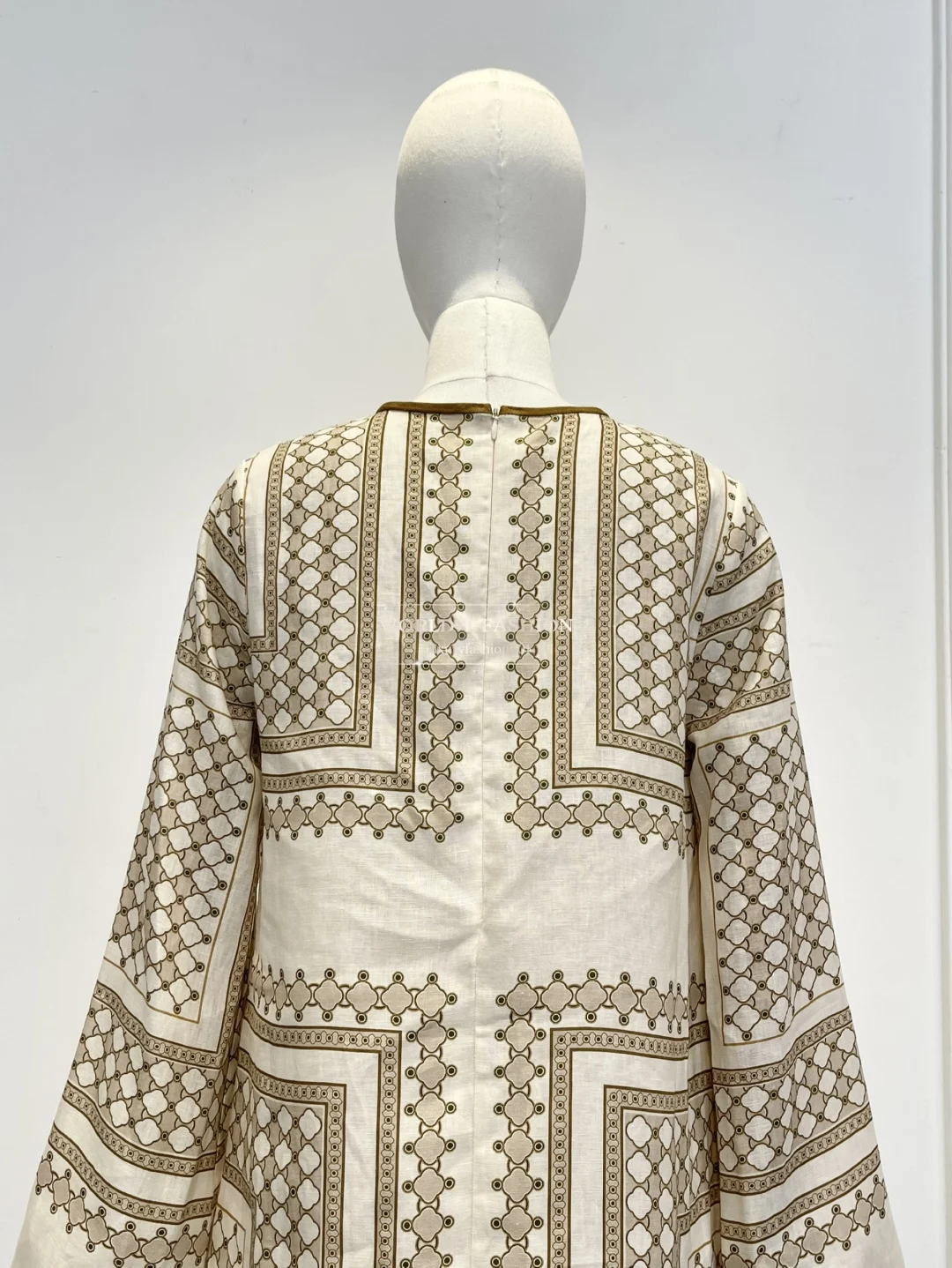 فستان متوسط الطول بأكمام طويلة وطباعة هندسية باللون البيج الكريمي 2025 وصول جديد