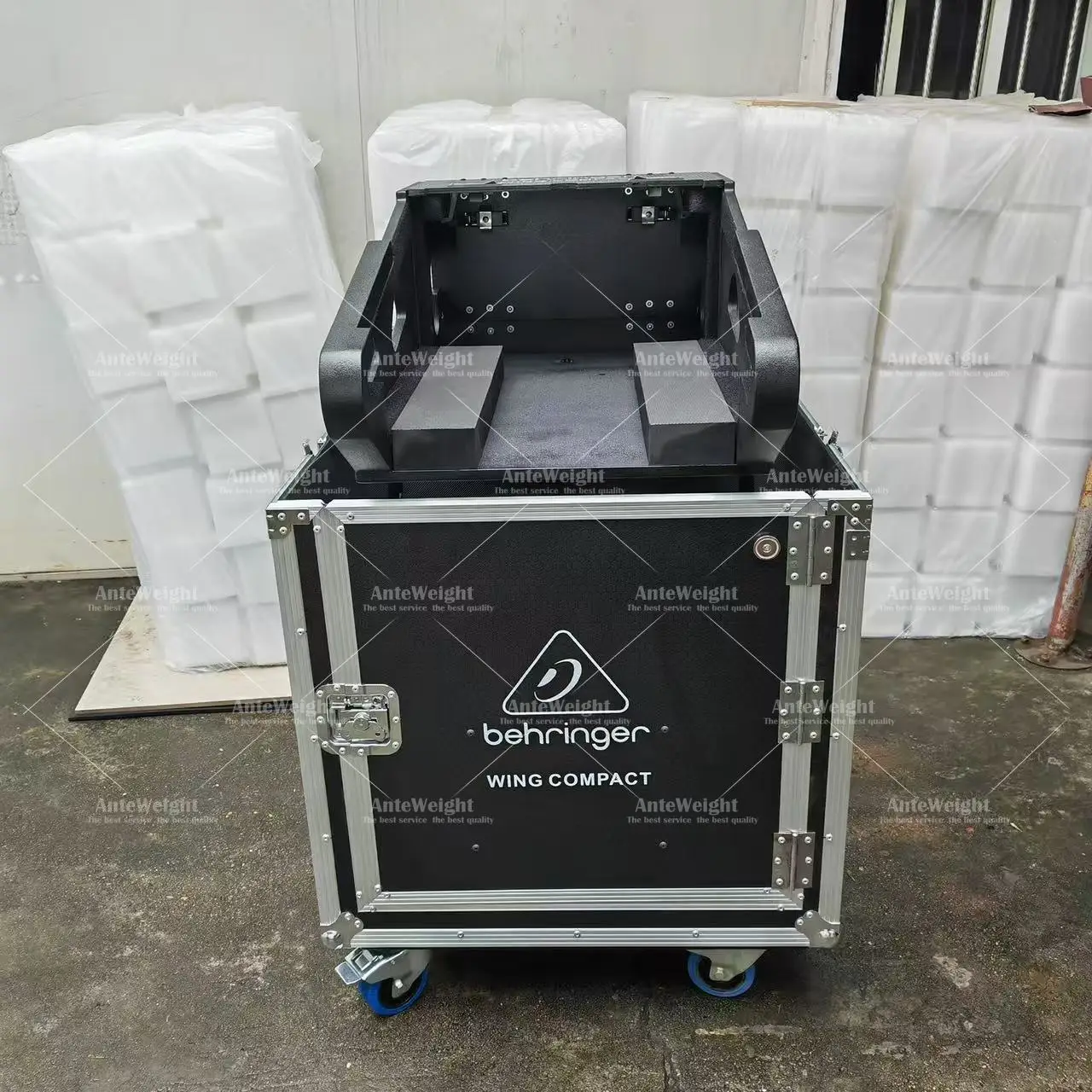 Custom Behringer Wing Compact Hydraulic Flight Case