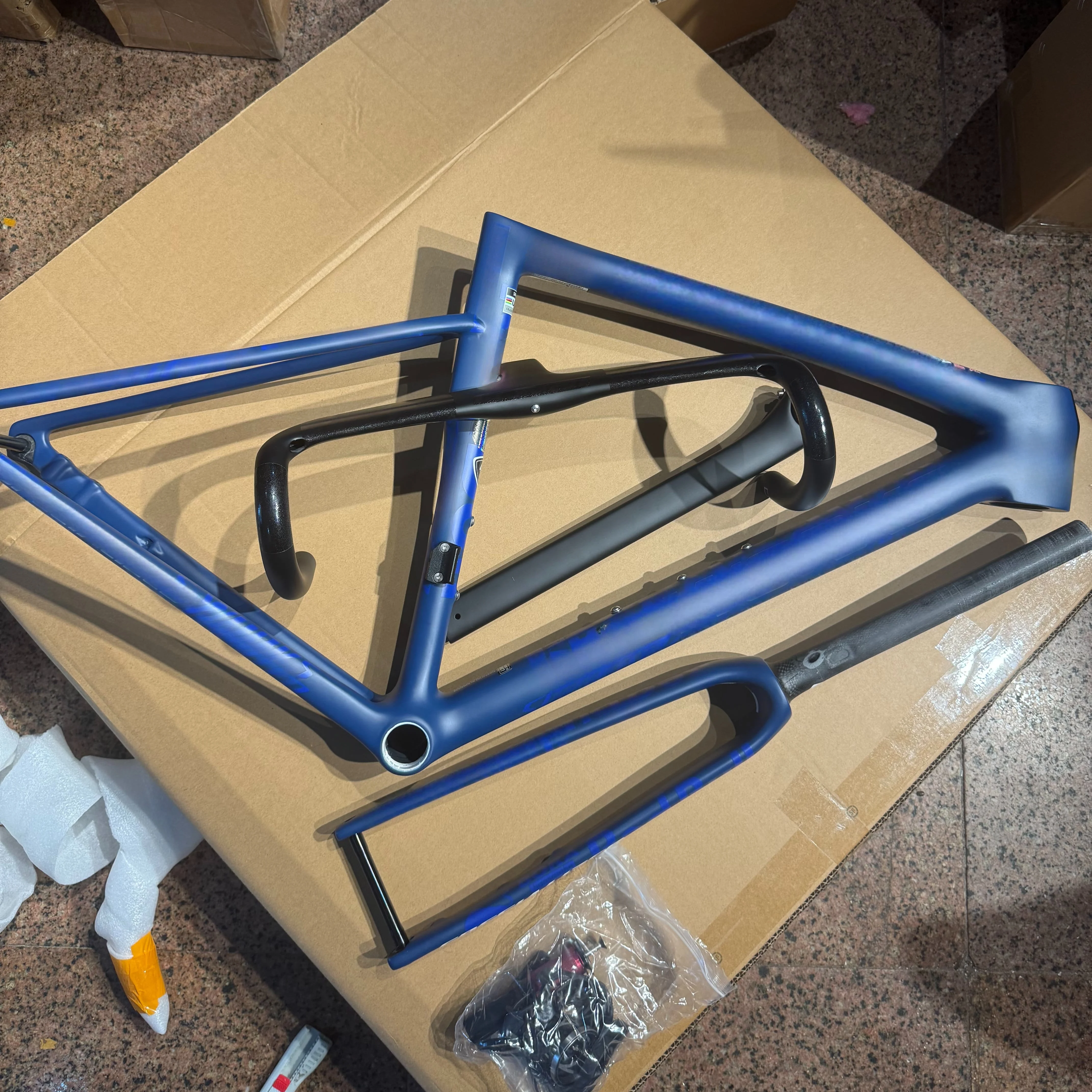 

Full Carbon Fiber Road Bike Frame Sl8 with Logo, Hidden Cable Routing, 700C Thru-Axle Disc Brakes, Complete Accessories