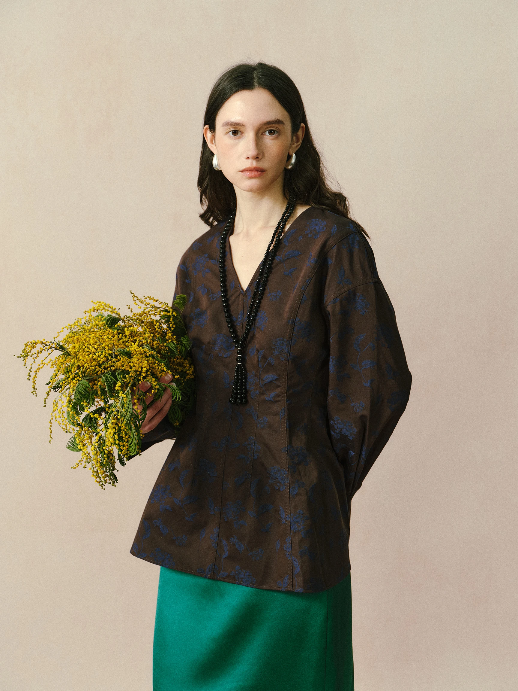 

Оригинальная новая китайская блузка YUANYE из хлопка и льна с V-образным вырезом и вышивкой, женская, весна-лето, модная, с цветочным принтом